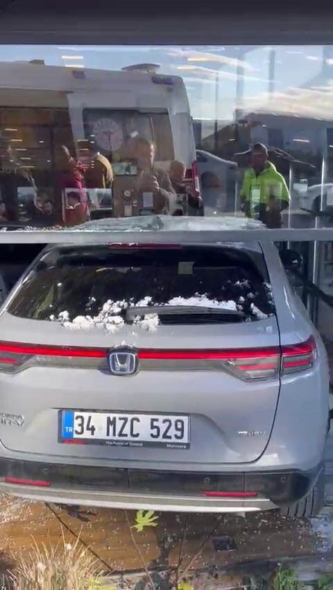 Ünlü Sanatçı Cahit Berkay, Kullandığı Araçla Restorana Daldı 3