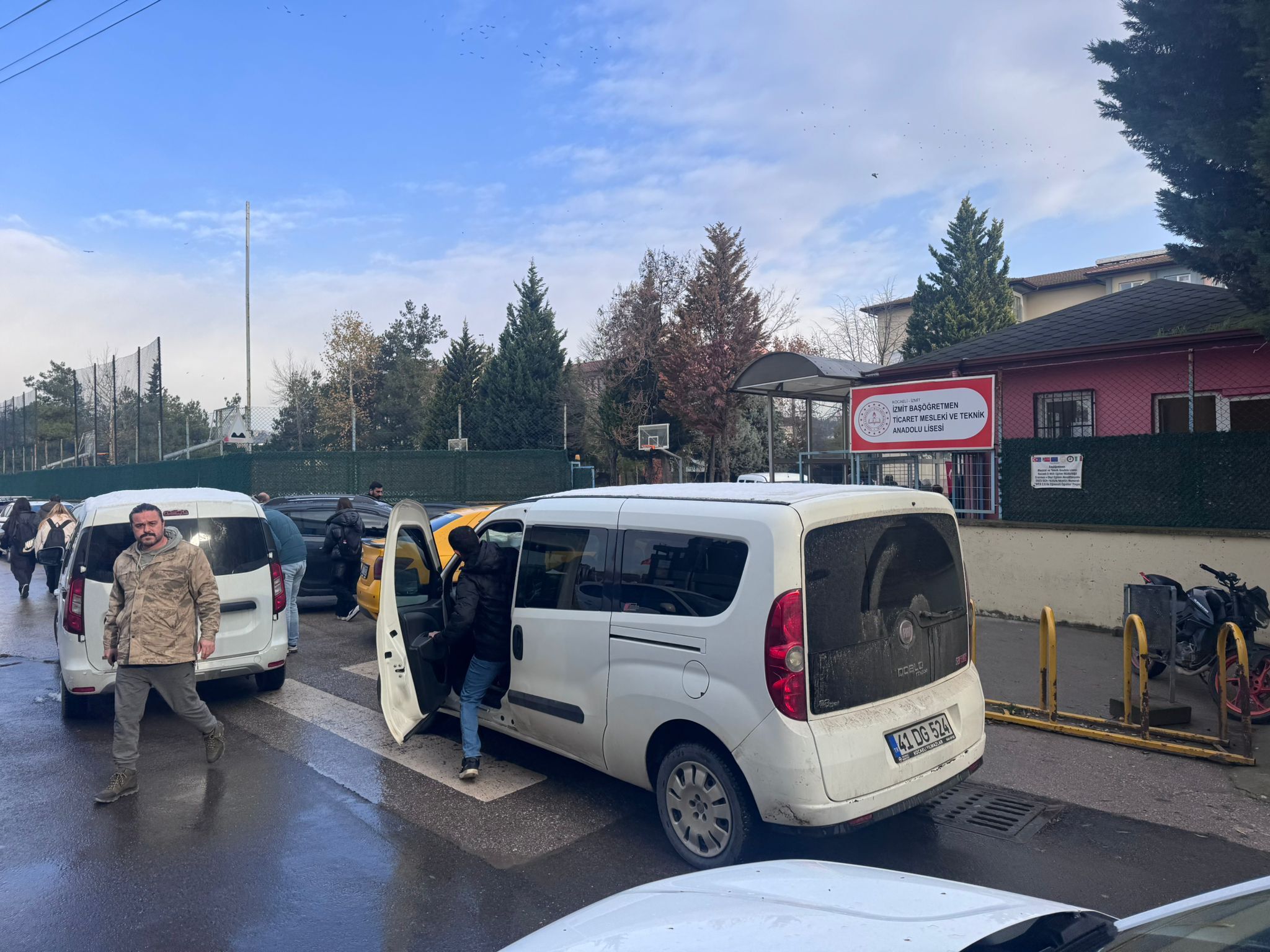 SON DAKİKA! İzmit'te Okulda Silahlı Saldırı: Bir Kişi Rehin Alındı-3