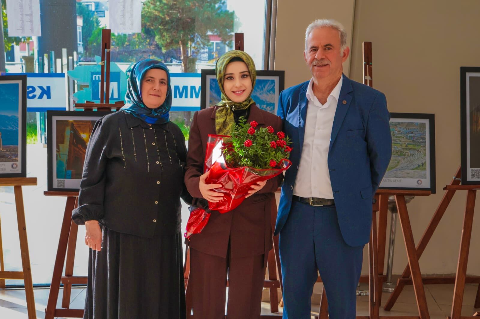 Şermin Aksu’nun “Kocaeli’den Cambridge’ye Uzanan Başarı Hikayesi” Sergisine Yoğun İlgi-2