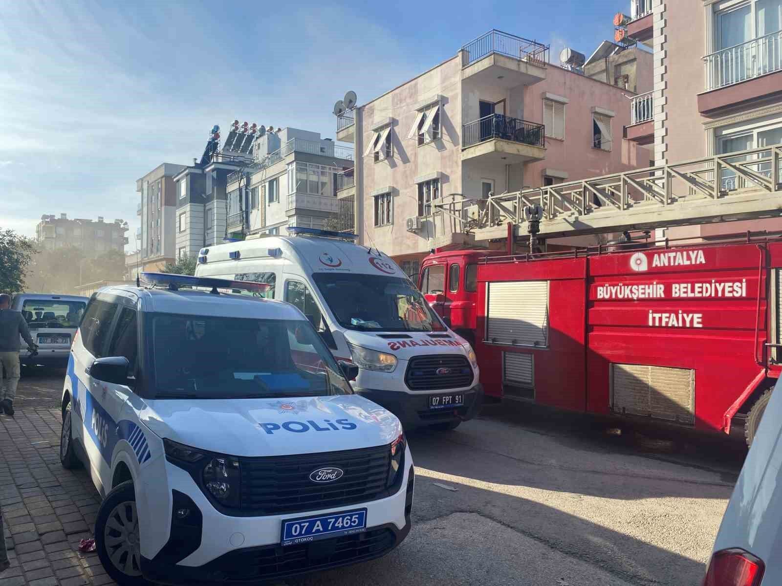 Yangına Uykuda Yakalandı, Dumandan Etkilendi 2