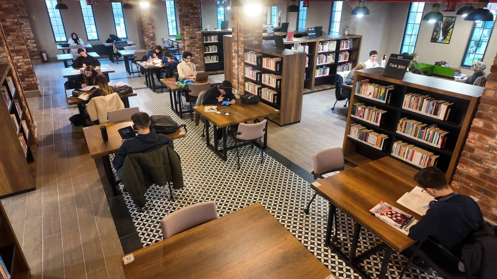 Başiskele’de öğrencilerin yeni durağı: Kitaphane yarıyılda da dolup taşıyor-1