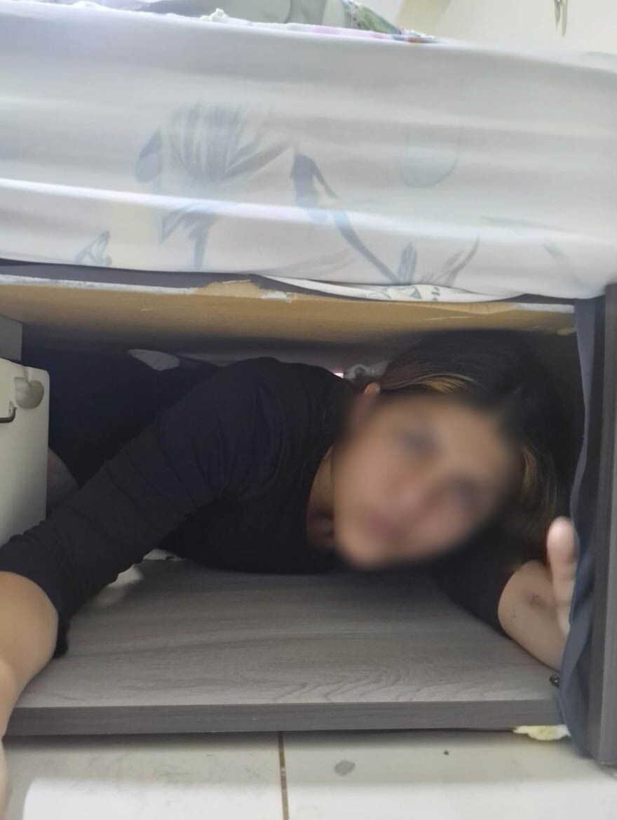 107 Suç Kaydı Olan Kadın Hırsız, Polis Baskınında Baza Altında Yakalandı 2