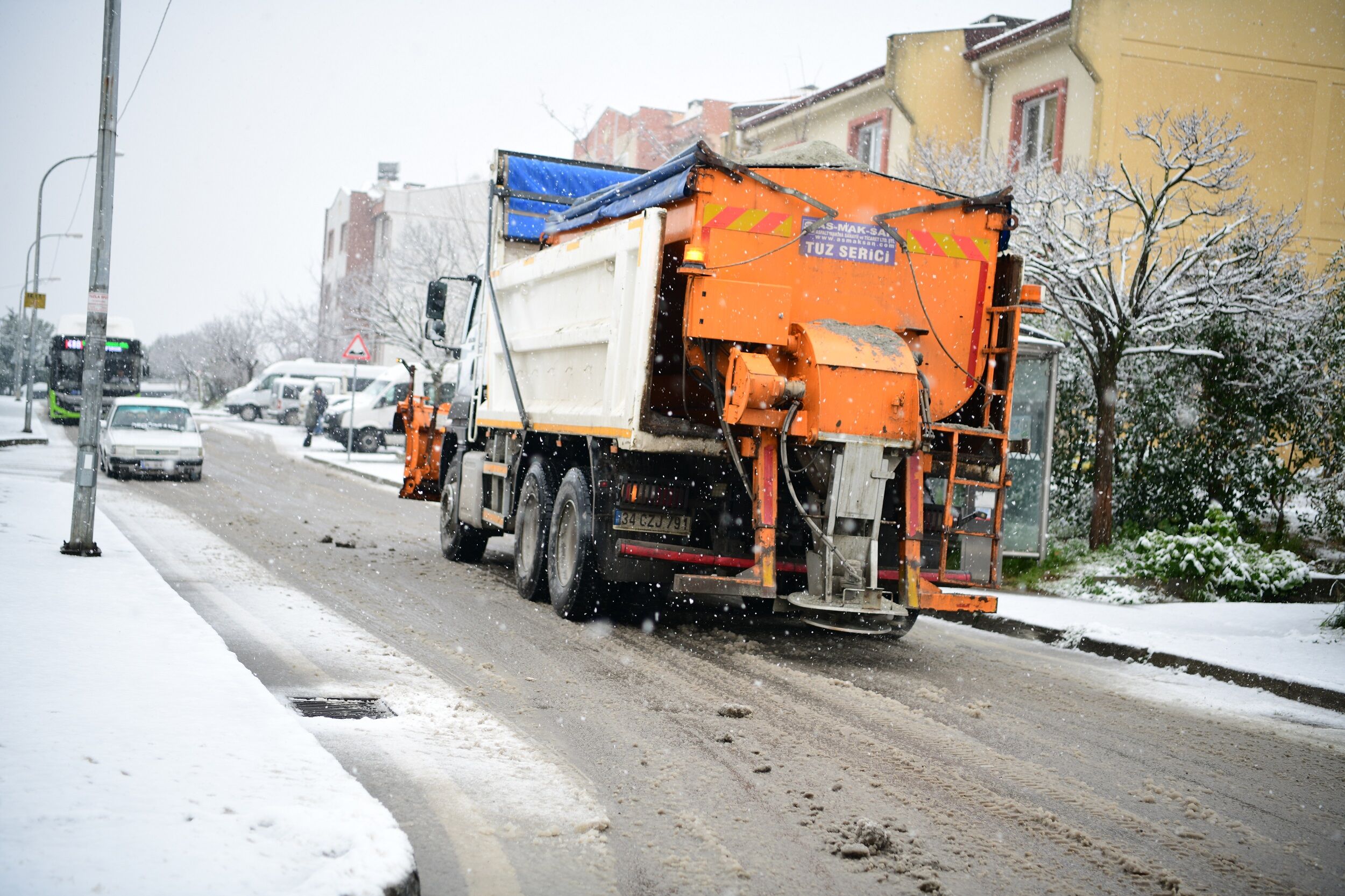 Çayırova’da Karla Mücadele Çalışmaları Aralıksız Sürüyor-1