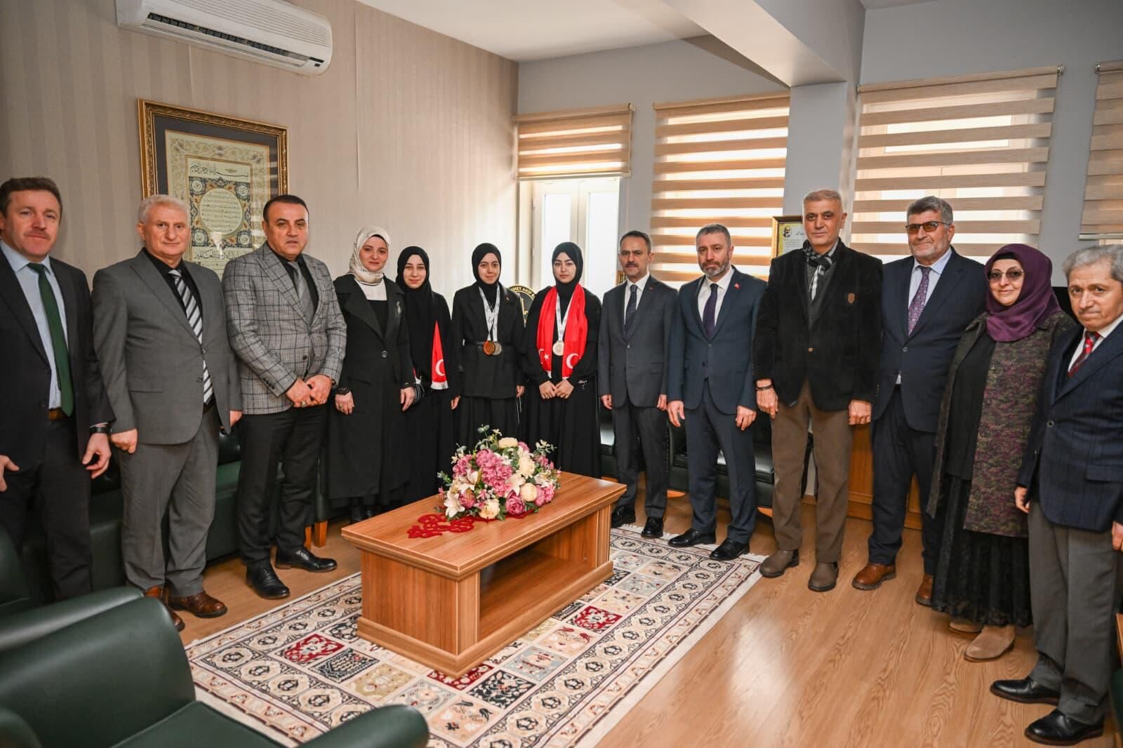 Kocaeli Valisi’nden genç yeteneklere tebrik: Dünya ikincisi öğrencilerle bir araya geldi-3