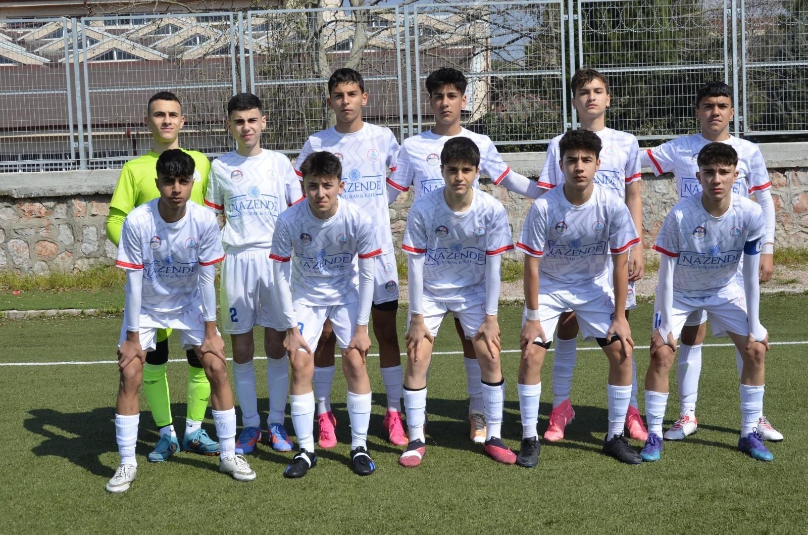 Körfez’de yüzlerce çocuk sahada: Ücretsiz futbol okullarına yoğun ilgi-1