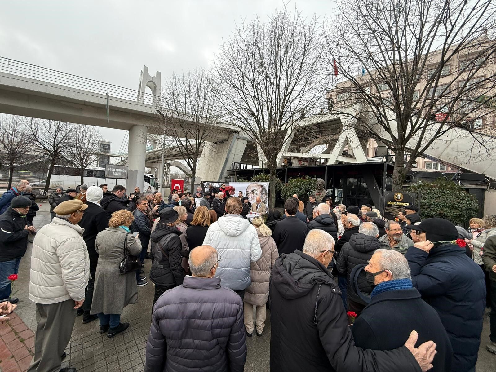 Uğur Mumcu Kocaeli’de unutulmadı: 33. ölüm yıldönümünde anıtına karanfiller bırakıldı-1