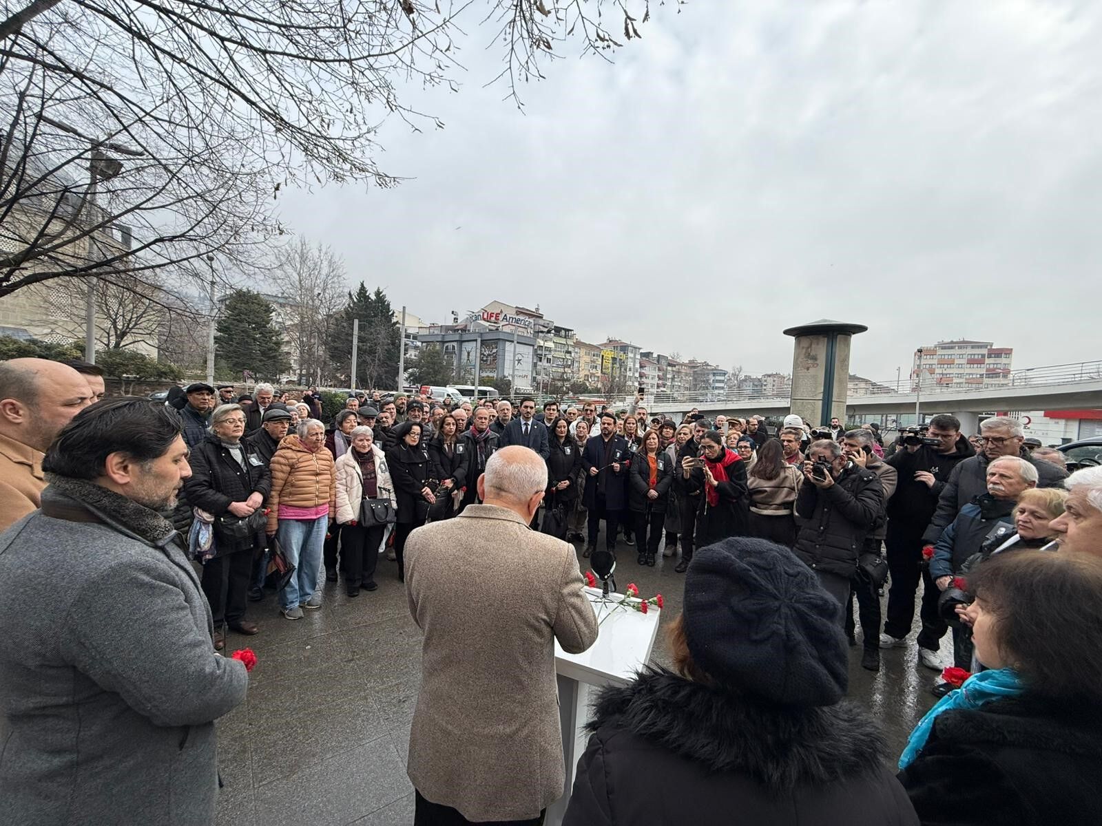 Uğur Mumcu Kocaeli’de unutulmadı: 33. ölüm yıldönümünde anıtına karanfiller bırakıldı-2