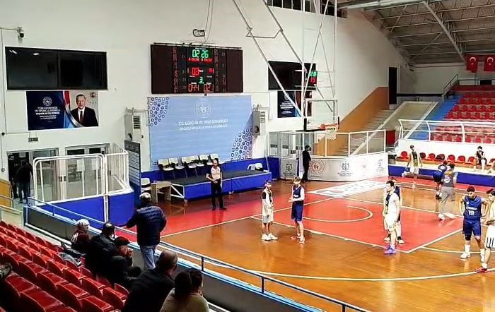 Kocaeli’de U16 maçında tribün karıştı: Veliler kavga etti, polis salona girdi-1