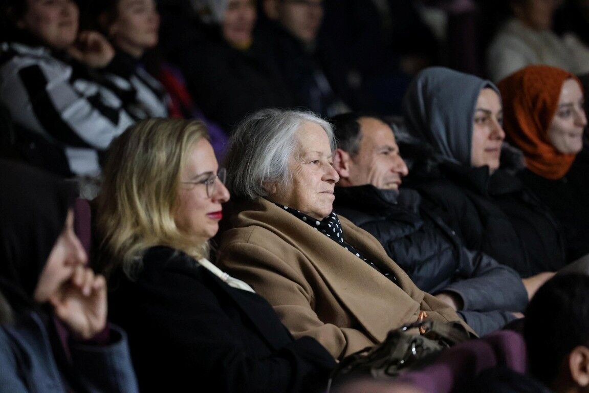 Kartepe’de tiyatroya yoğun ilgi: “Anlat Bakalım” izleyenleri hem güldürdü hem duygulandırdı-4