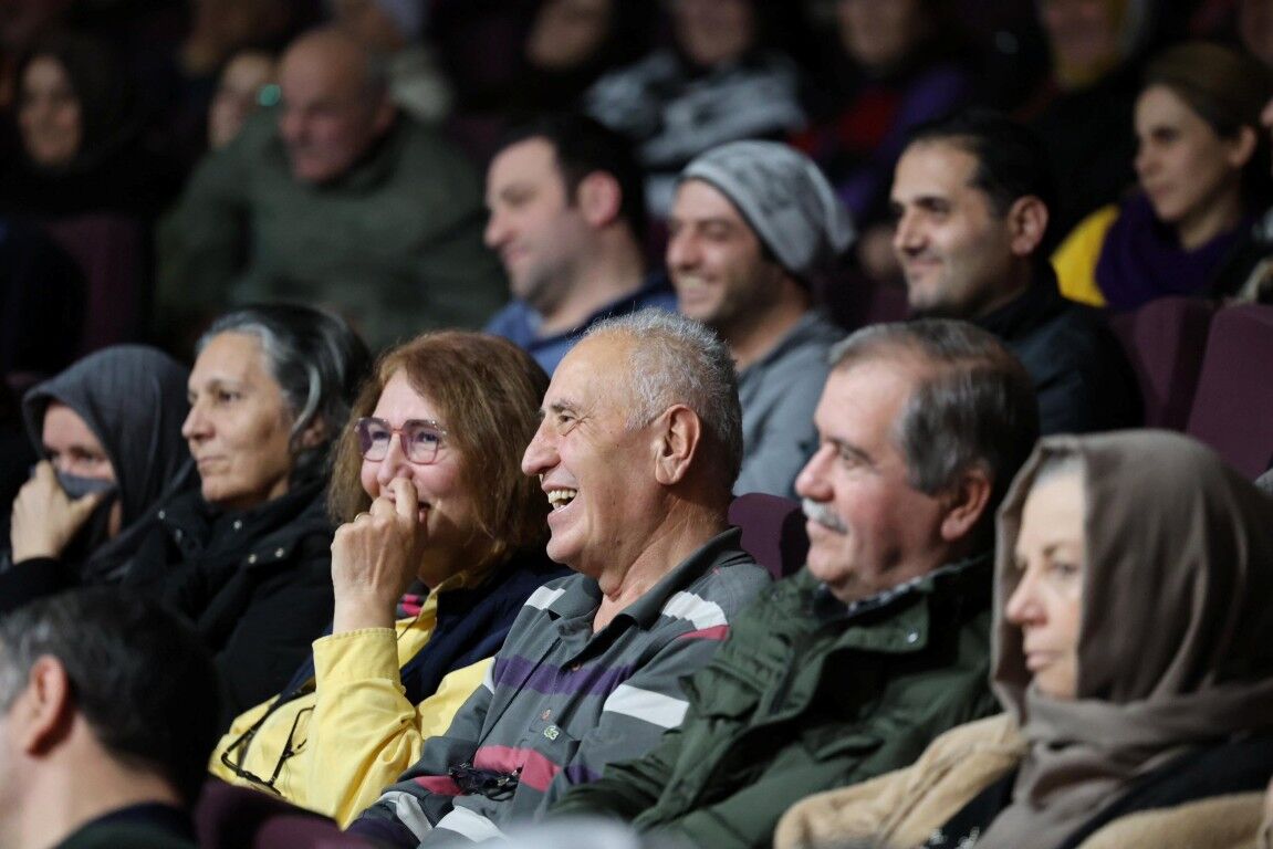 Kartepe’de tiyatroya yoğun ilgi: “Anlat Bakalım” izleyenleri hem güldürdü hem duygulandırdı-2
