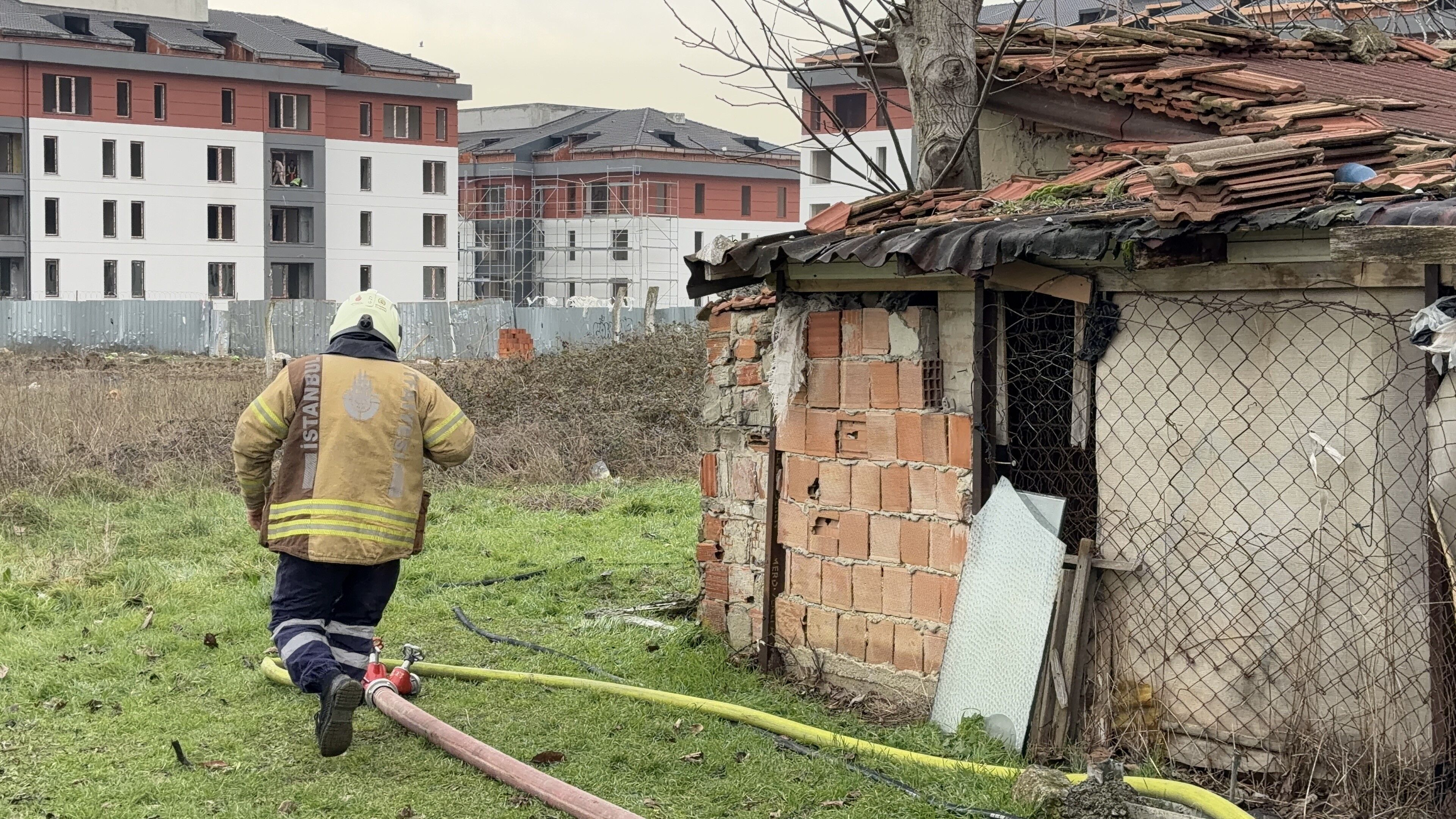 Arnavutköy'de Yaşlı Adamın Yaşadığı Gecekondu Alev Alev Yandı
