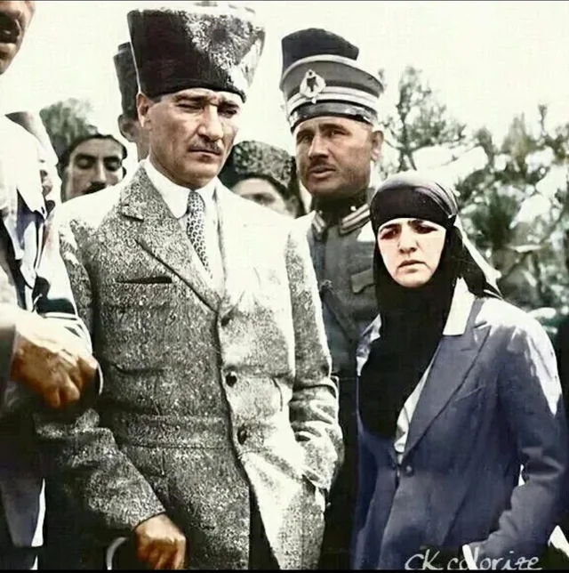 Atatürk Ve Eşi Latife Hanımın Bir Fotoğrafı V0 Hcmy2Uco2Lm81