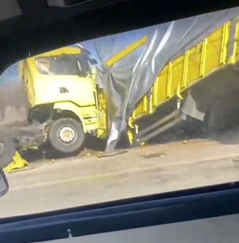 Burdur’da Limon Yükü Tır Şarampole Devrildi 2