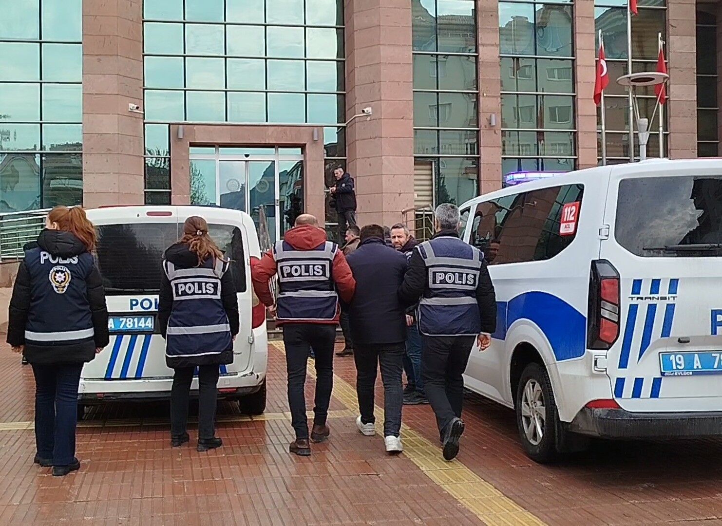 Çorum’da Evlerden Ziynet Eşyası Çalan 4 Hırsızlık Şüphelisi Suçüstü Yakalandı 2
