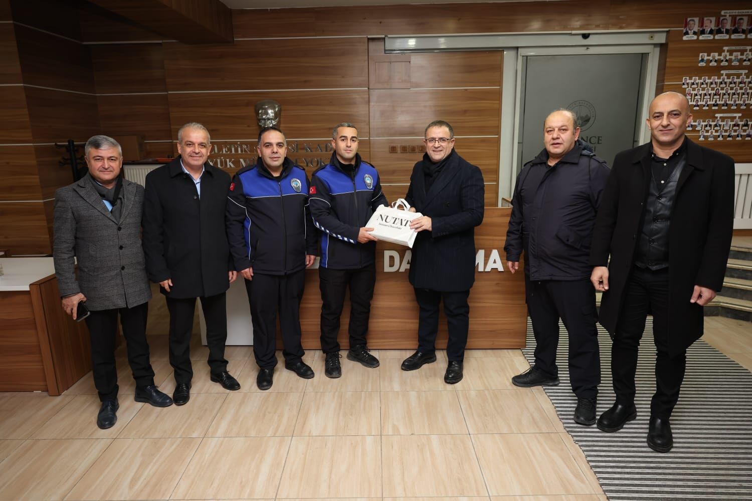 Derince Belediye Başkanı Sertif Gökçe Yılbaşı Gecesi Görev Başındaki Personeli Ziyaret Etti-1