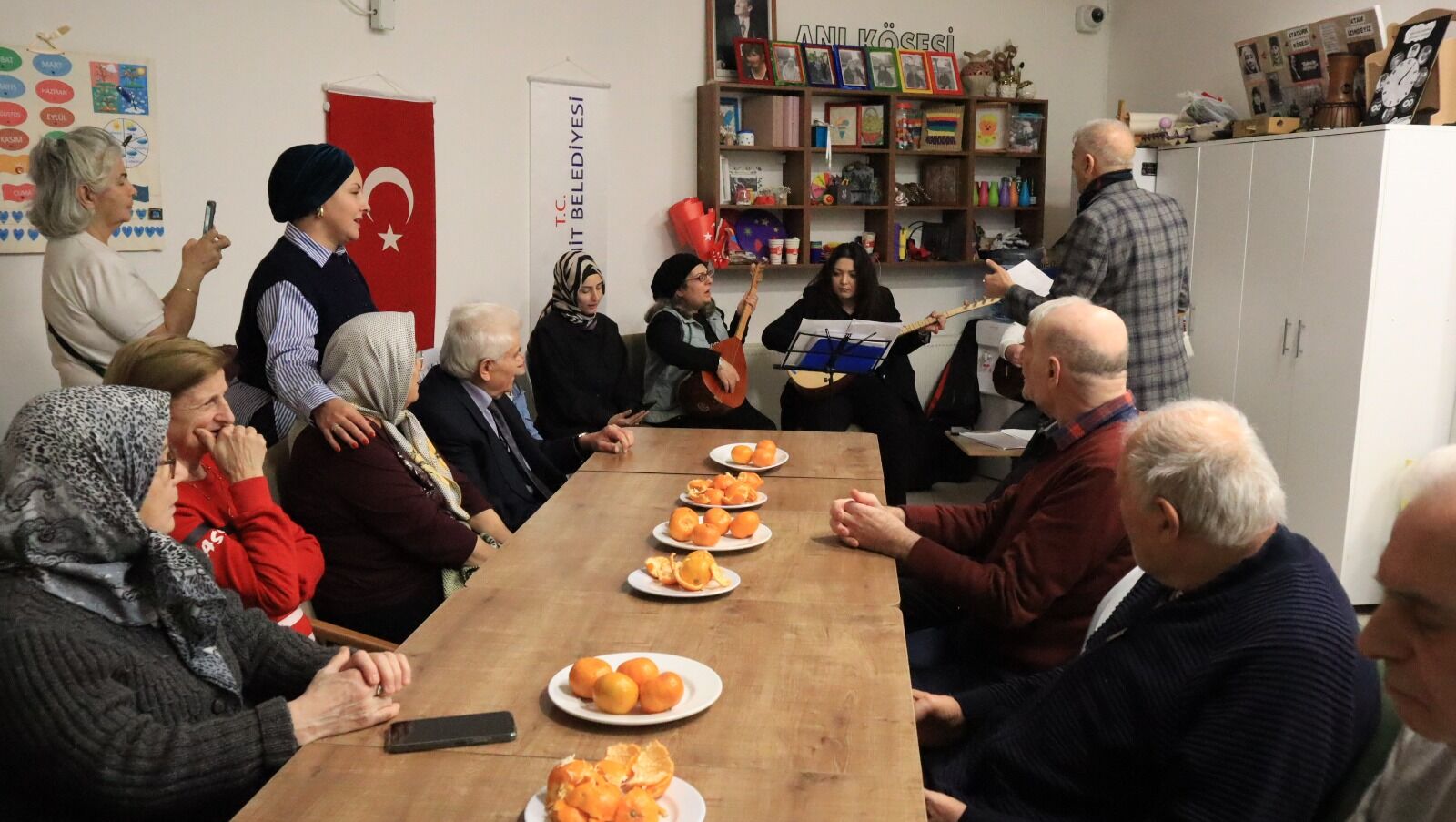 İzmek Bağlama Kursundan Alzheimer Yaşam Evi’nde Anlamlı Dinleti (6)