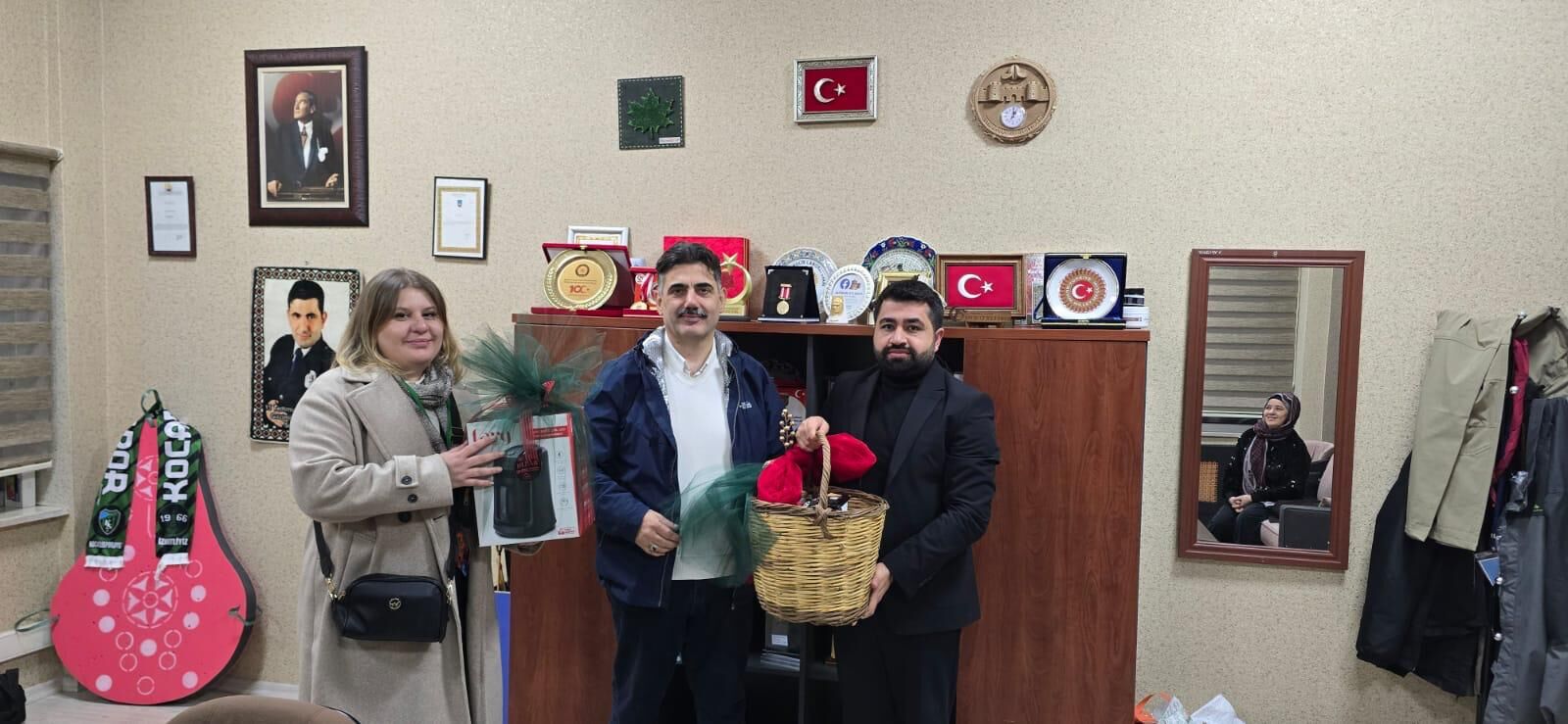 İzmit Belediyesi Yeni Yılda Da Sağlıkçılar Ve Kolluk Kuvvetlerini Unutmadı (1)