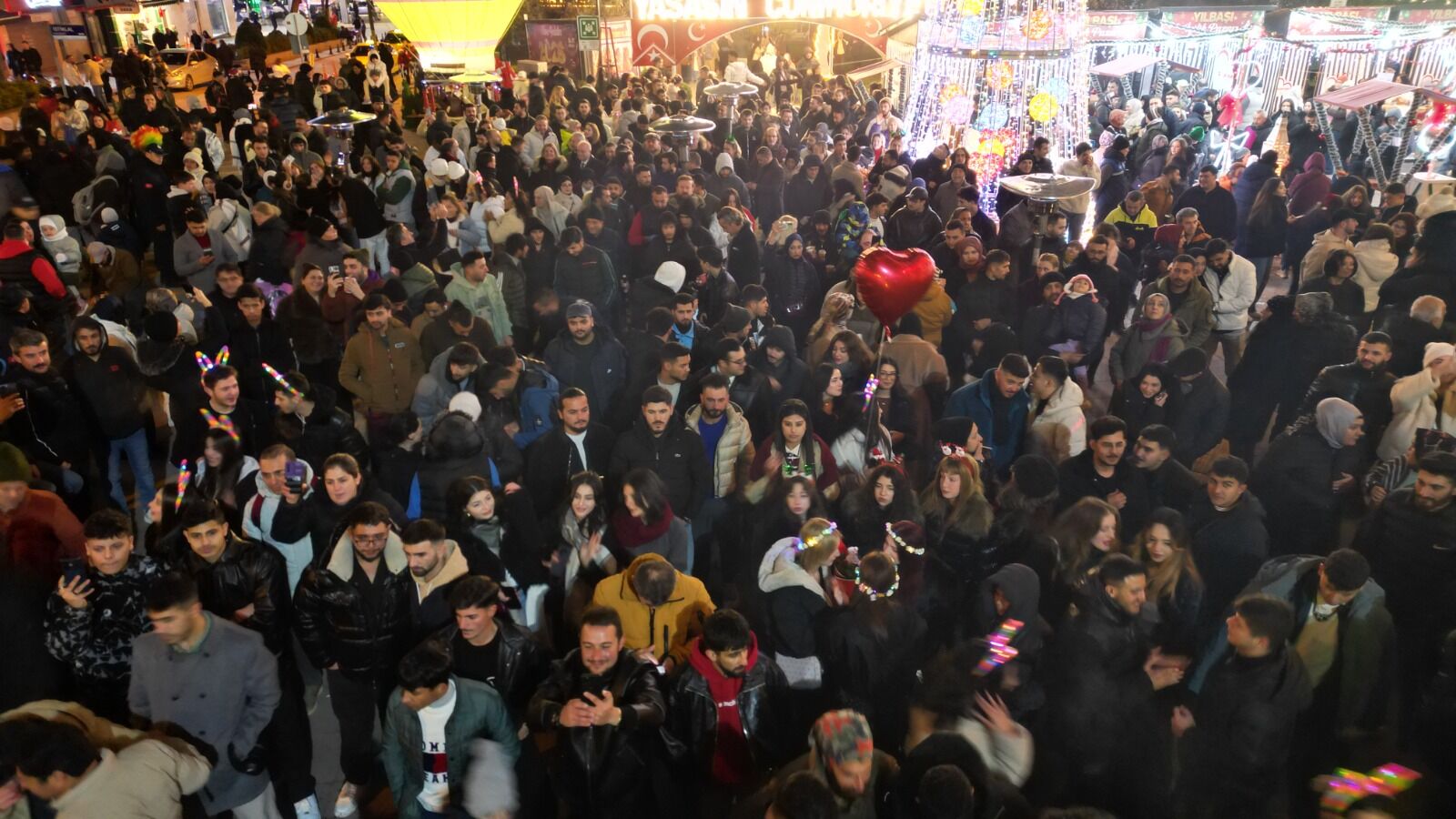 İzmitliler 2026'ya Belsa Meydanı'nda Coşkulu Bir Karşılama Yaptı-1