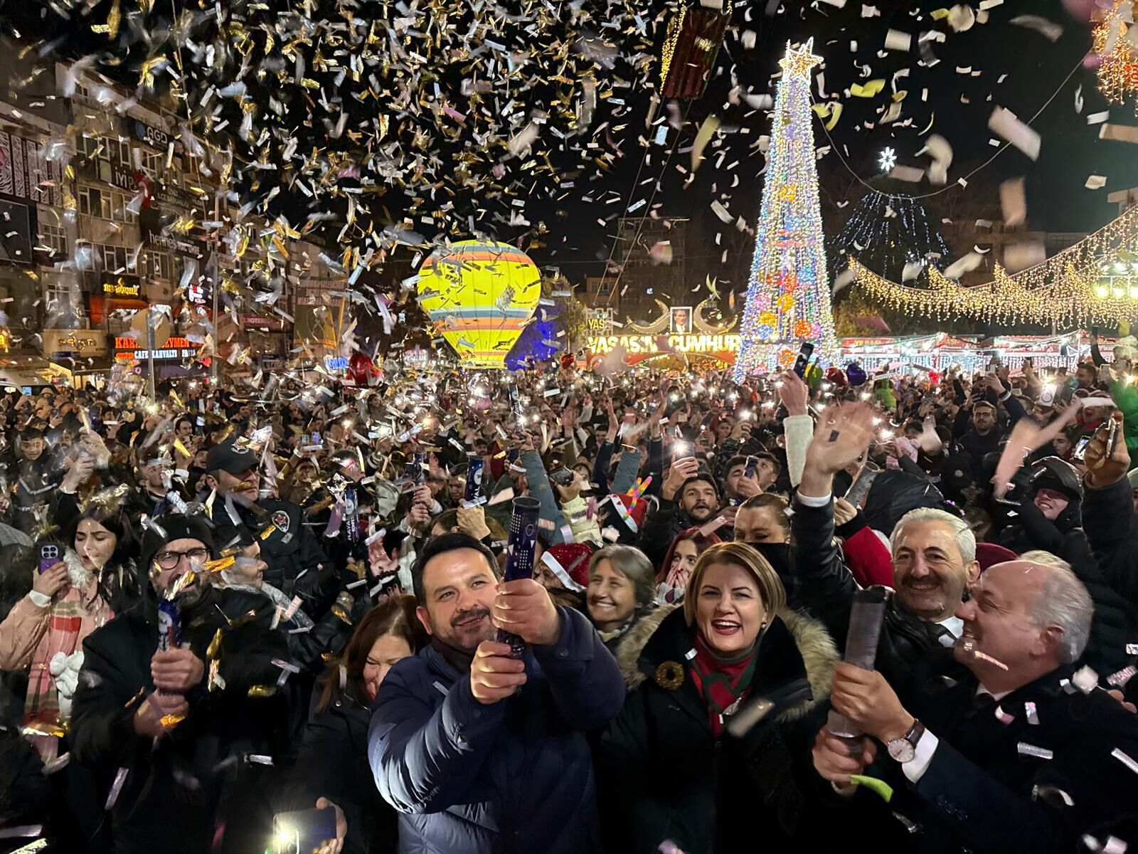 İzmitliler 2026'ya Belsa Meydanı'nda Coşkulu Bir Karşılama Yaptı-4