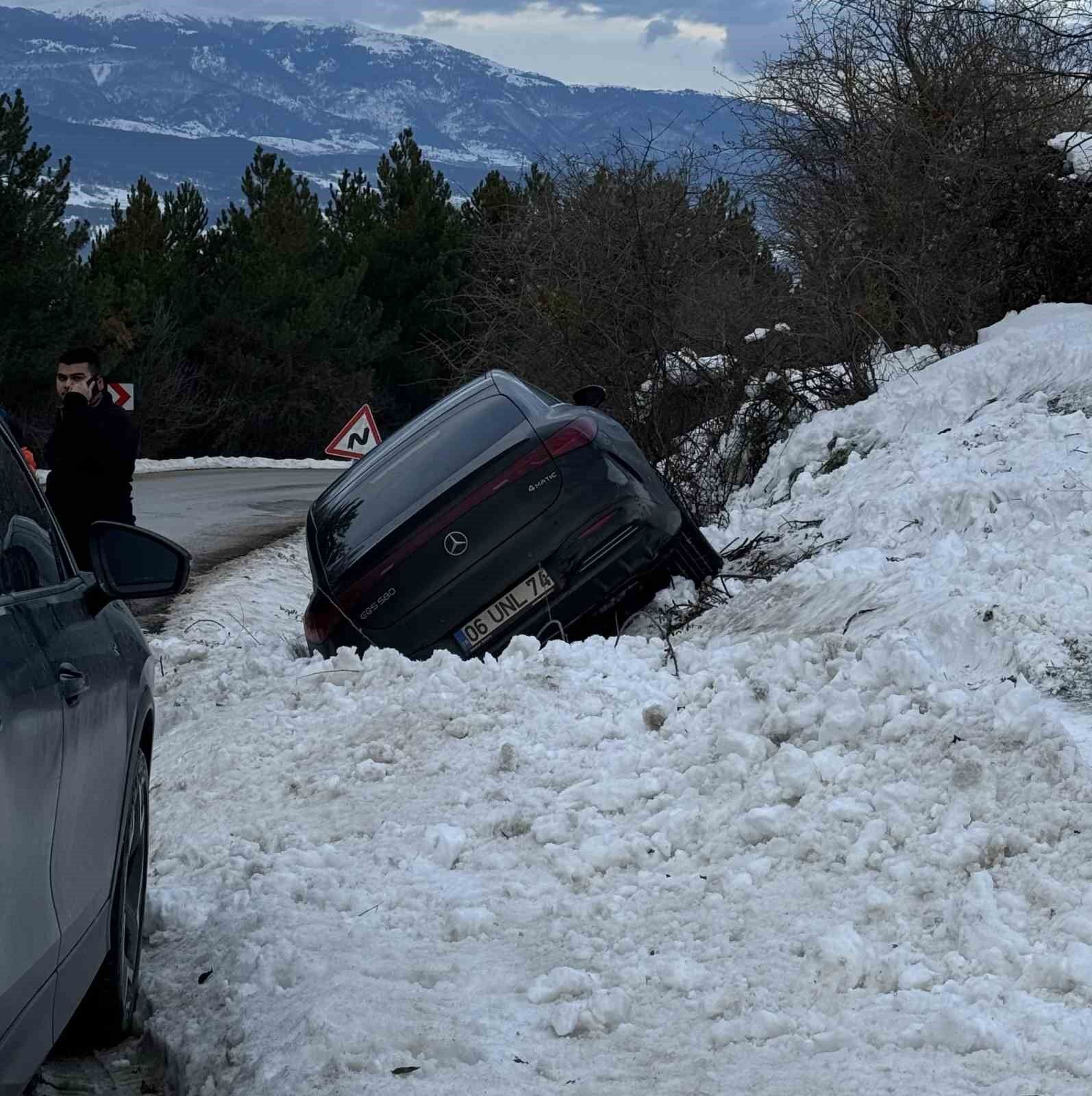 Kartalkaya Yolunda Lüks Araç Kara Saplandı 2