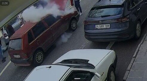 Korkutan Araç Yangınına Esnaftan Hızlı Müdahale 2
