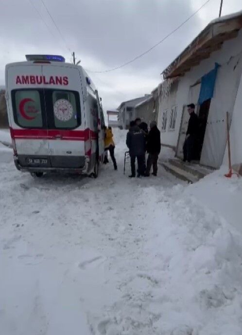 Köyde Mahsur Kalan Hasta Için Ekipler Seferber Oldu 2