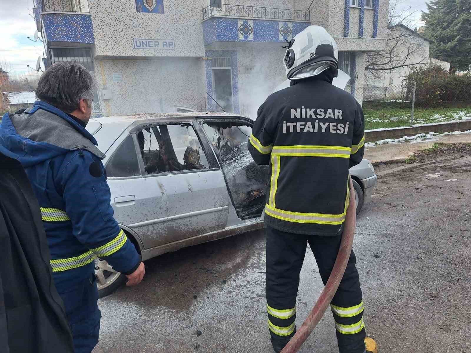 Park Halindeki Araç Yanarak Hurdaya Döndü 2