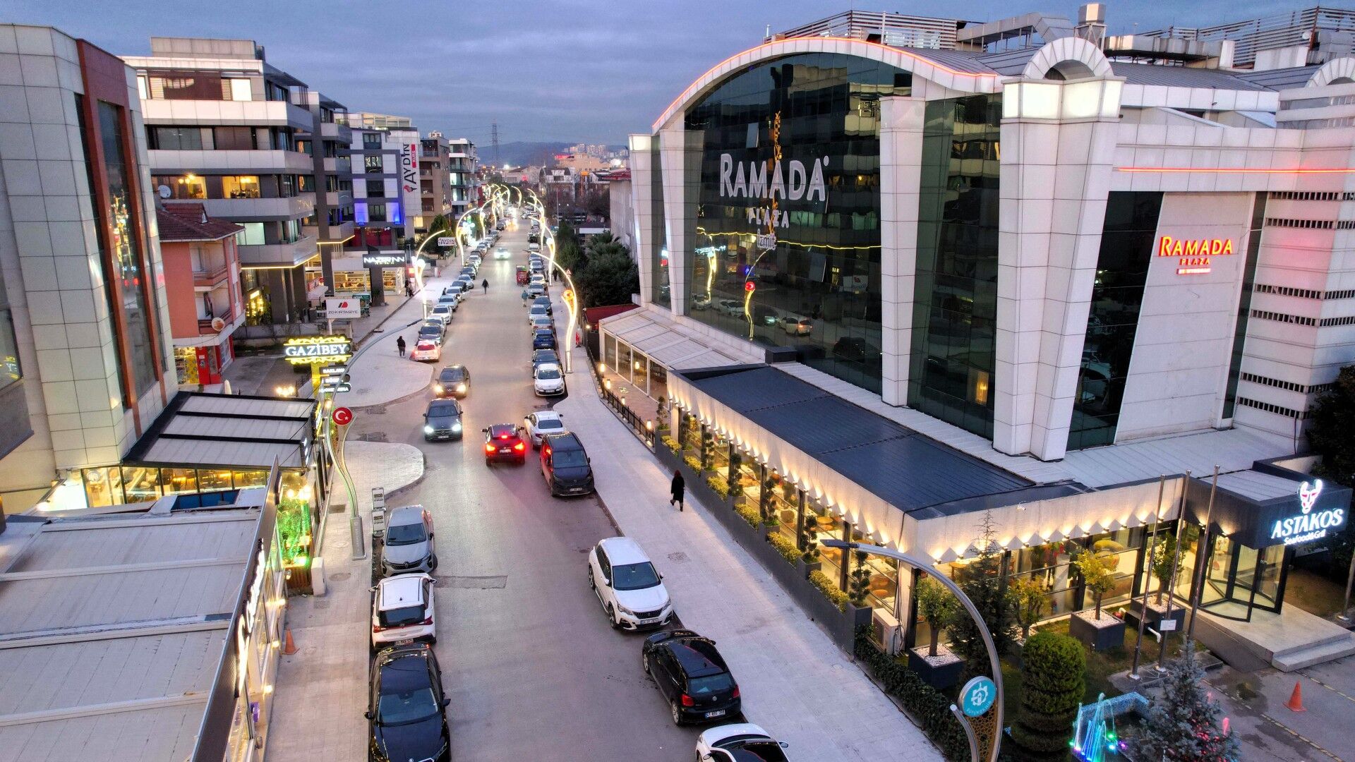 Şehit Ergün Köncü Caddesi'nde Dekoratif Aydınlatma Direk Montajı Tamamlandı (3)