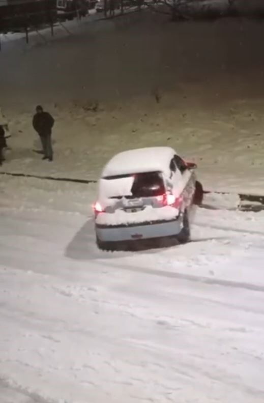 Sultangazi'de Kar Yağışı Kazalara Neden Oldu Caddeler Buz Pistine Döndü 2