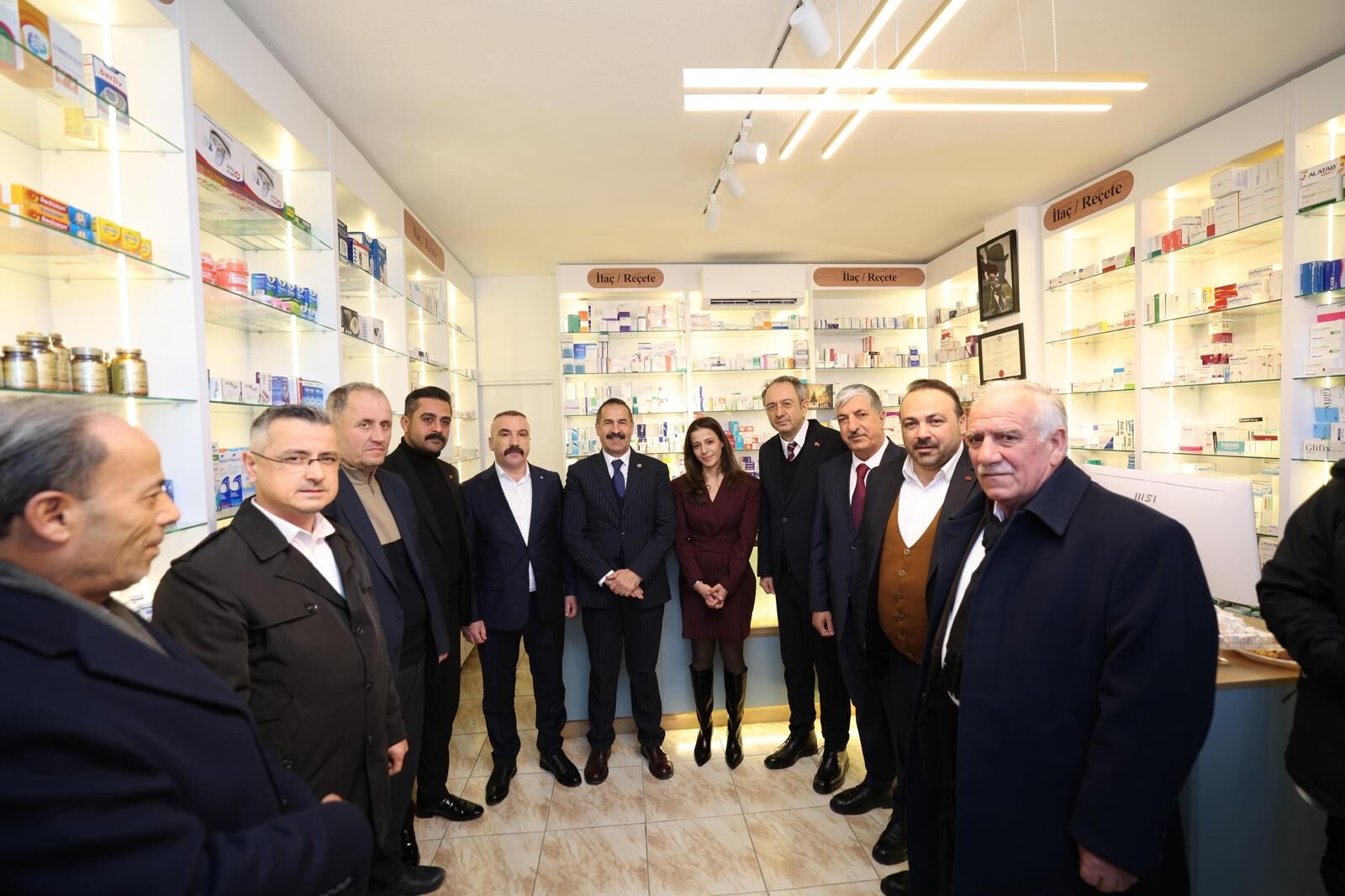Tavşancıl’da sağlıkta yeni dönem: Mahallenin ilk eczanesi törenle açıldı-1