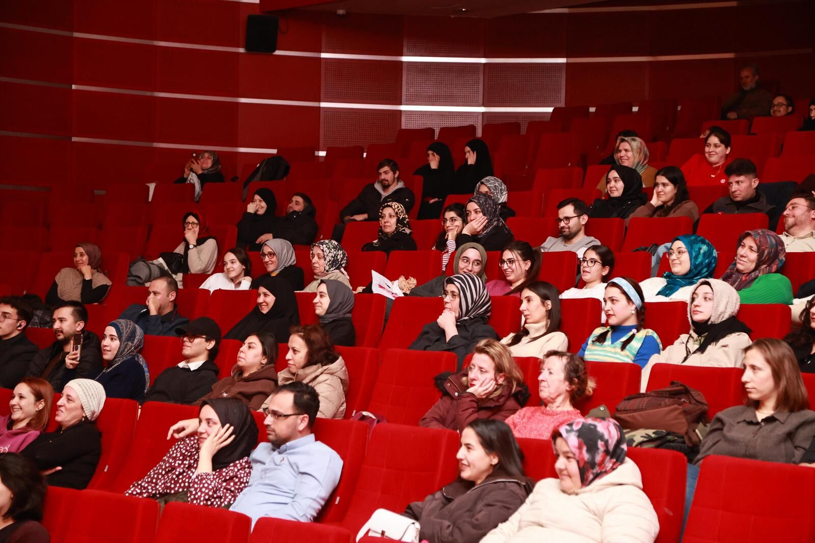 Gebze’de sanat dolu hafta sonu: GKM’de tiyatro ve sinema salonları doldu-1