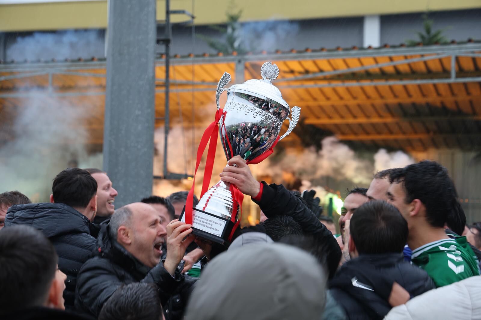Şampiyon Kandıra Gençlerbirliği kupasını aldı_KocaeliTV4