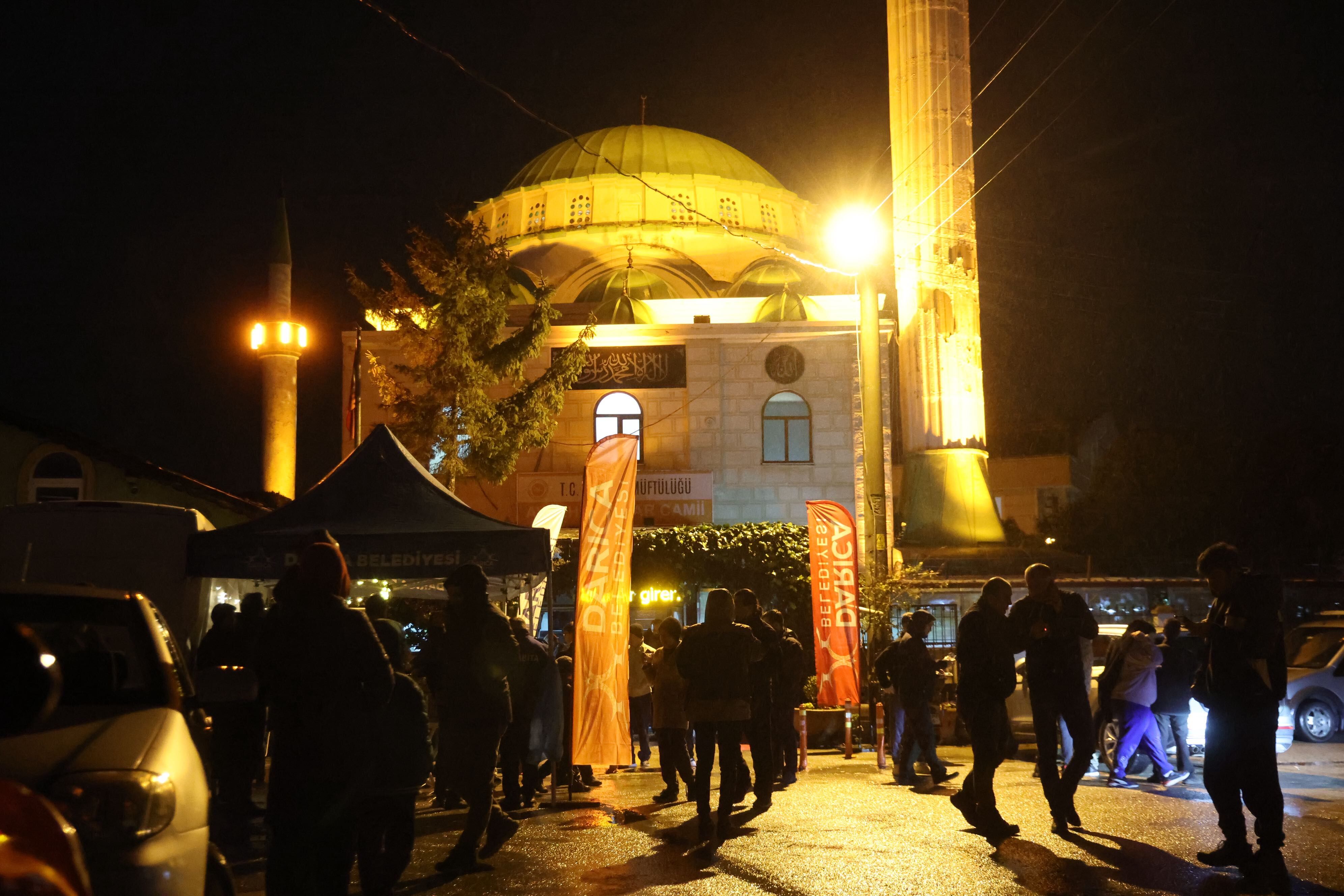 Başkan Bıyık, Ilk Teravihte Vatandaşla Buluştu (4)