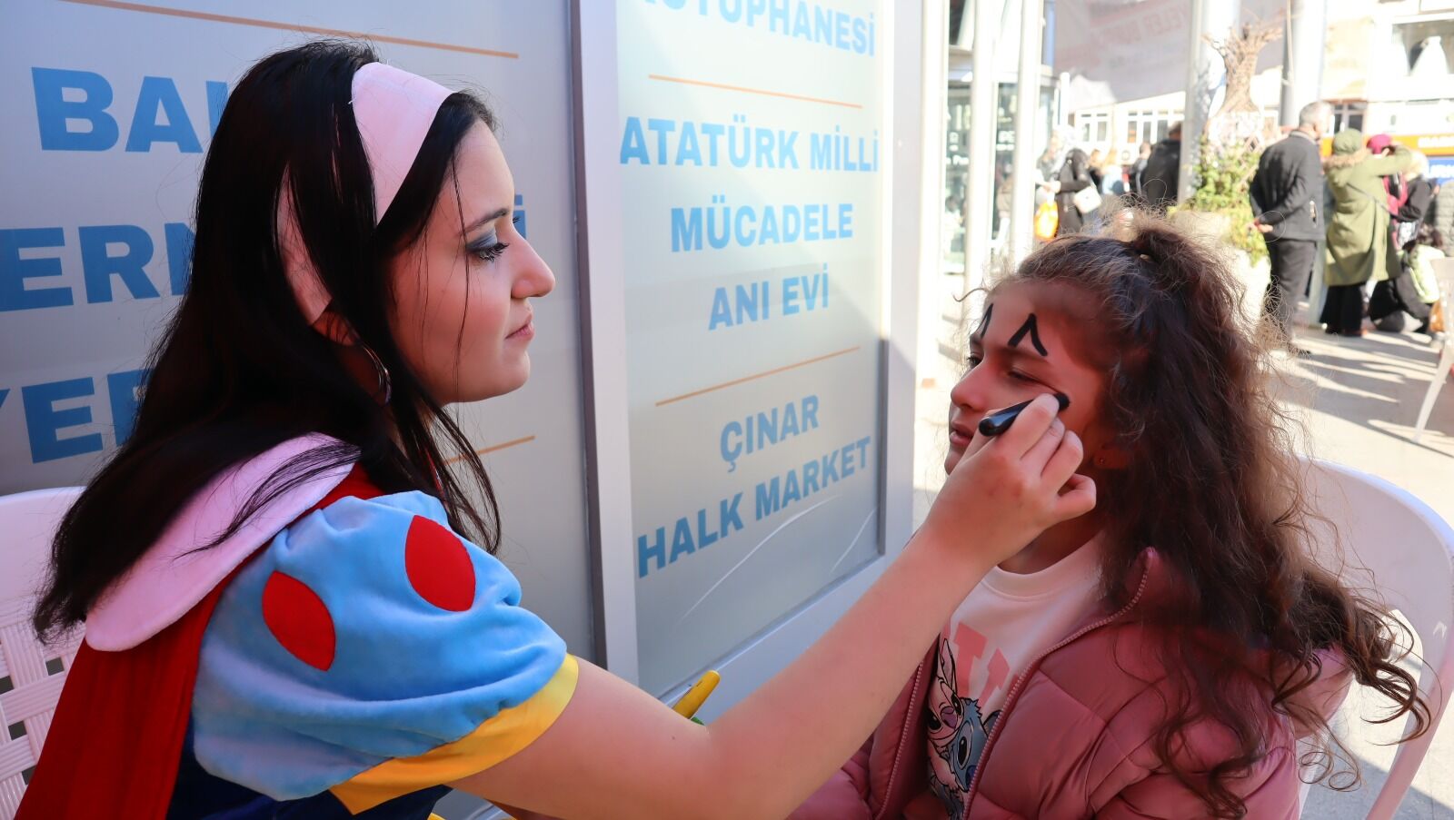 İzmit’te Sevgililer Günü Coşkusu Belediye Meydanı’nda Yaşandı (9)