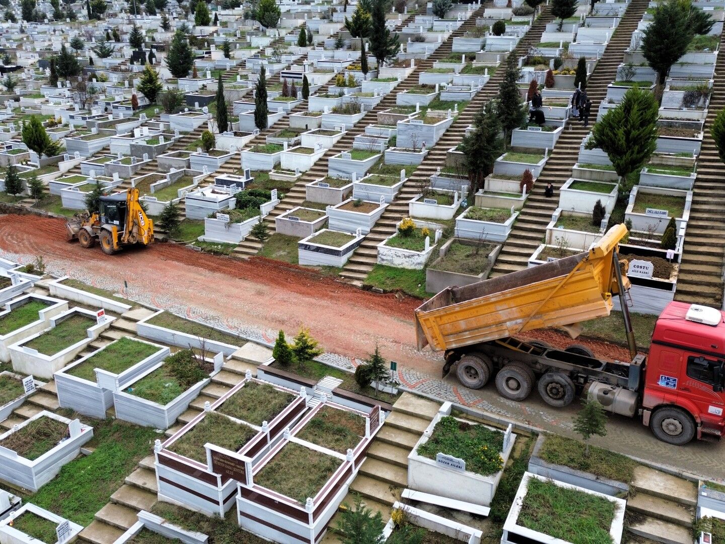 Kent Mezarlığı'nda Su Hatları Yenileniyor (1)