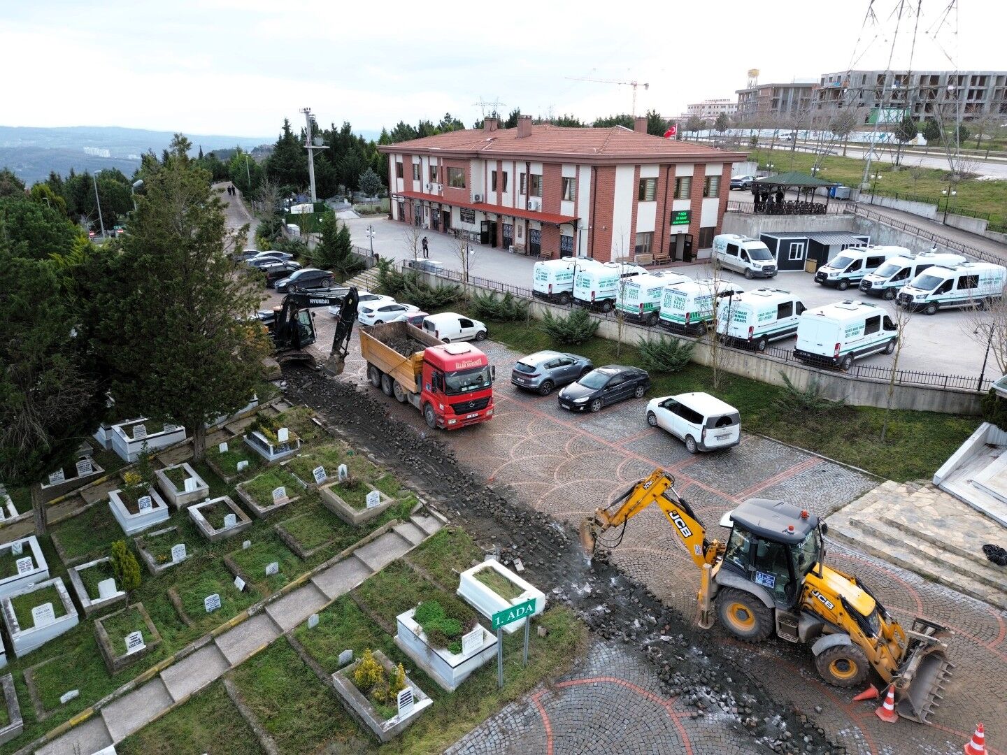 Kent Mezarlığı'nda Su Hatları Yenileniyor (2)