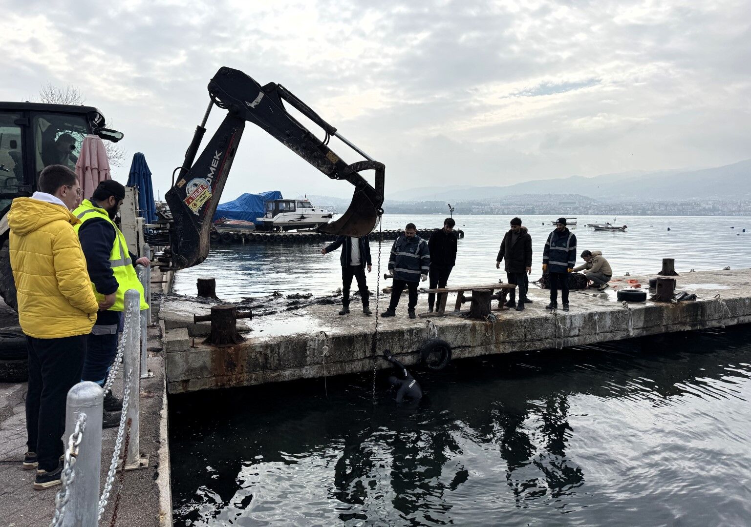 Körfez'de Deniz Dibi Araç Lastiğinden Temizlendi (13) (Büyük)-1