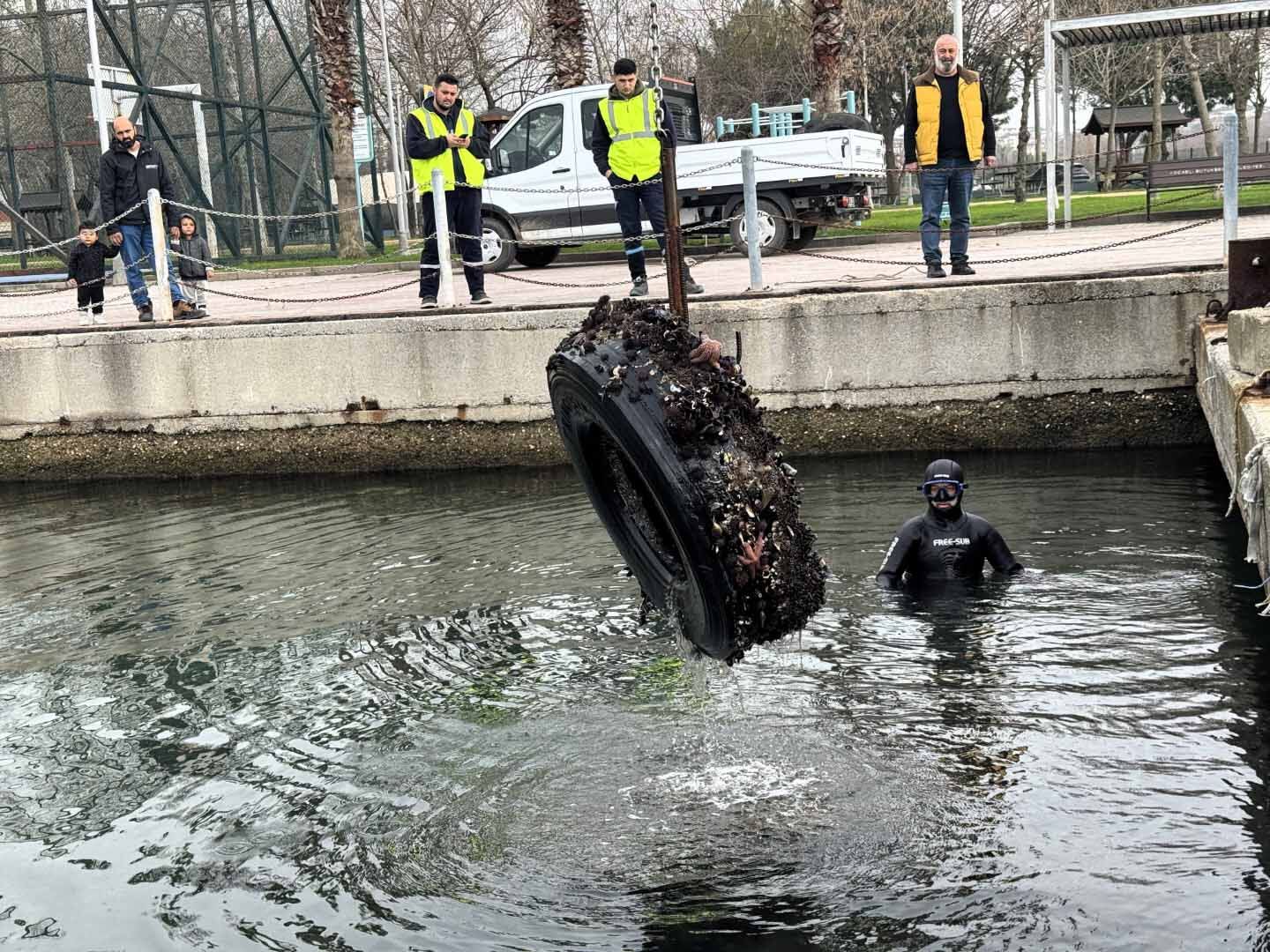 Körfez'de Deniz Dibi Araç Lastiğinden Temizlendi (15) (Büyük)