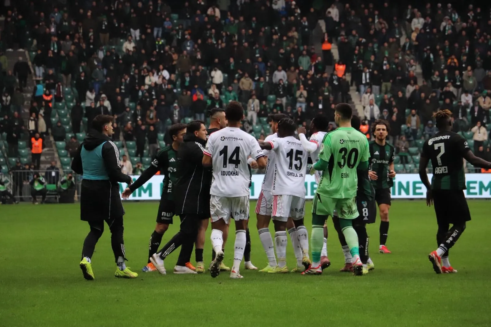 Ridvan Yilmazin Tribunlere Yaptigi Sus Isareti Sonrasi Statta Tansiyon Yukseldi Saha Karisti 3