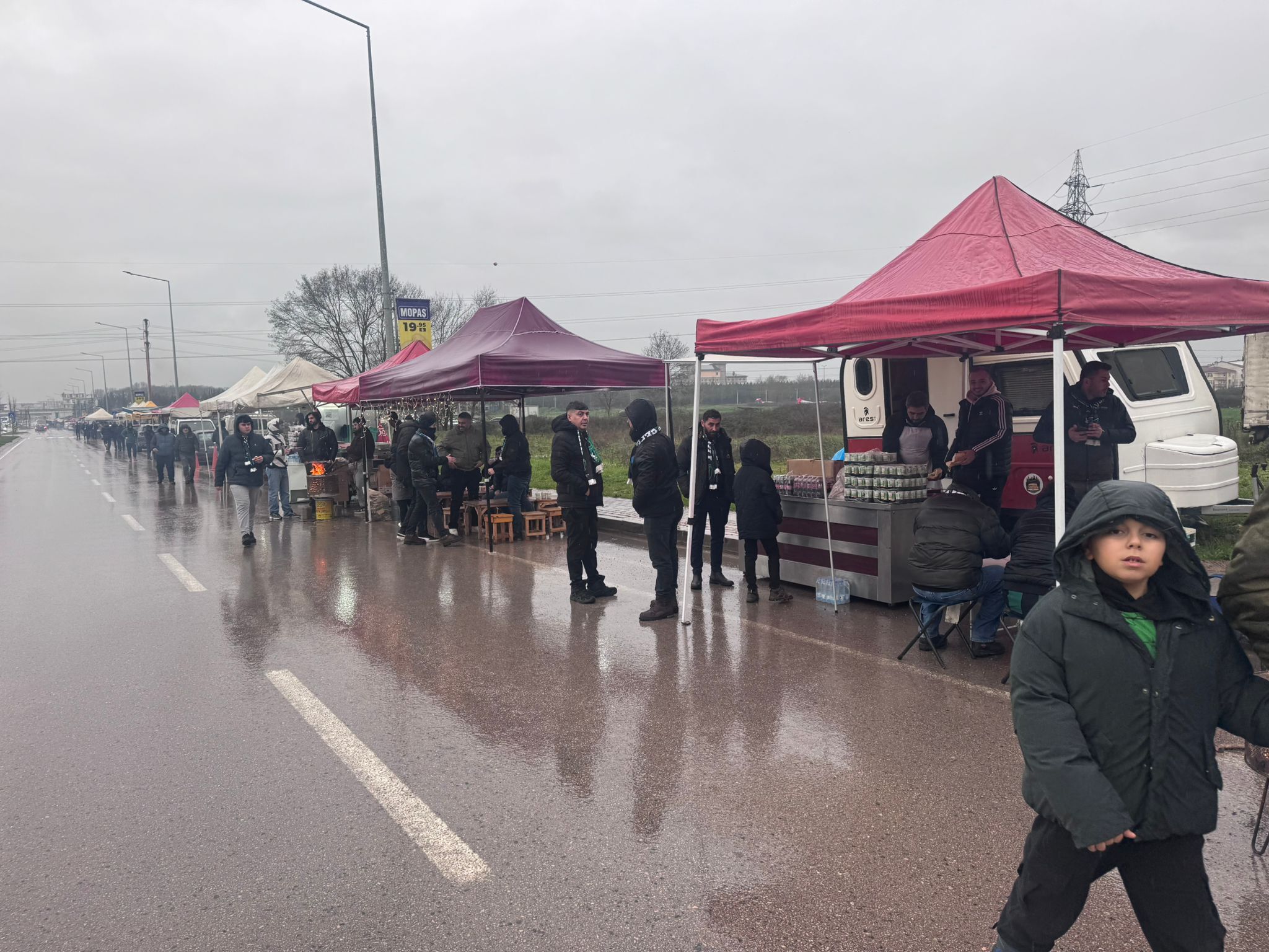 MAÇ ÖNCESİ STADYUM ÇEVRESİ HAREKETLENDİ: KOCAELİ’DE TARAFTARLARI BEKLEYEN LEZZET DURAKLARI-2