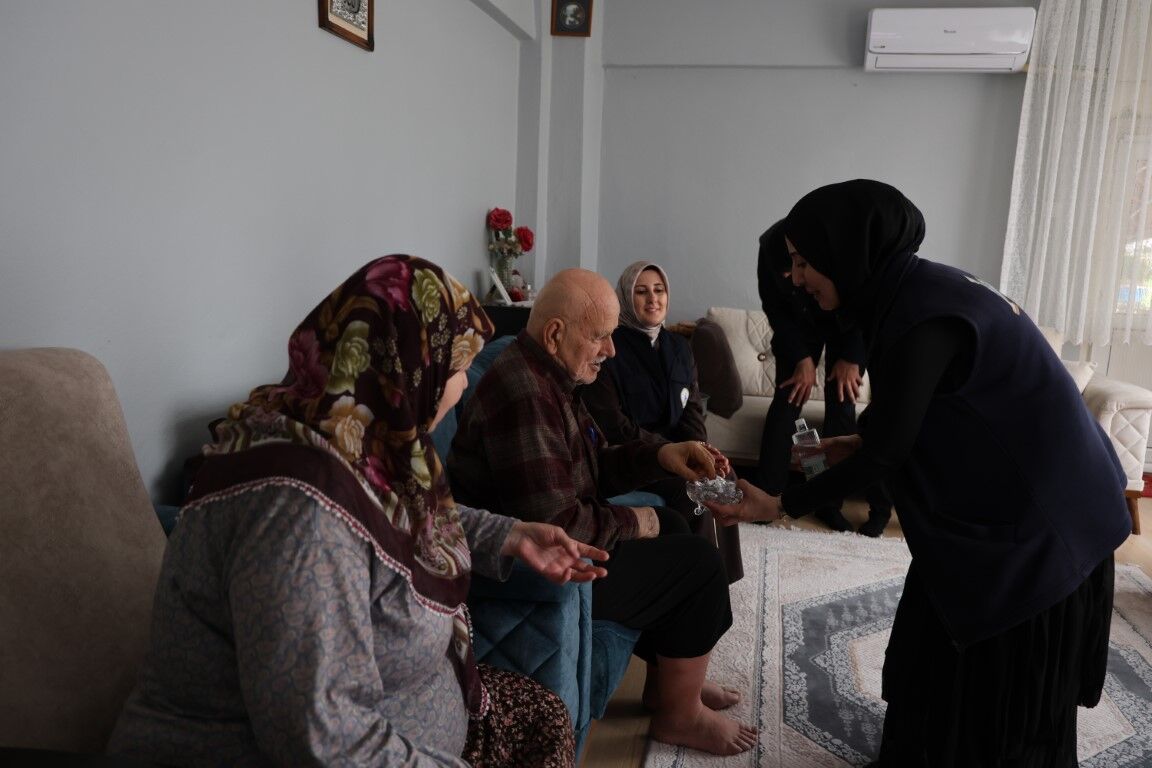 10023 Kartepe’de Alo Evlat Sağlık Kulübü Yaşlıların Kapısını Çaldı (8)