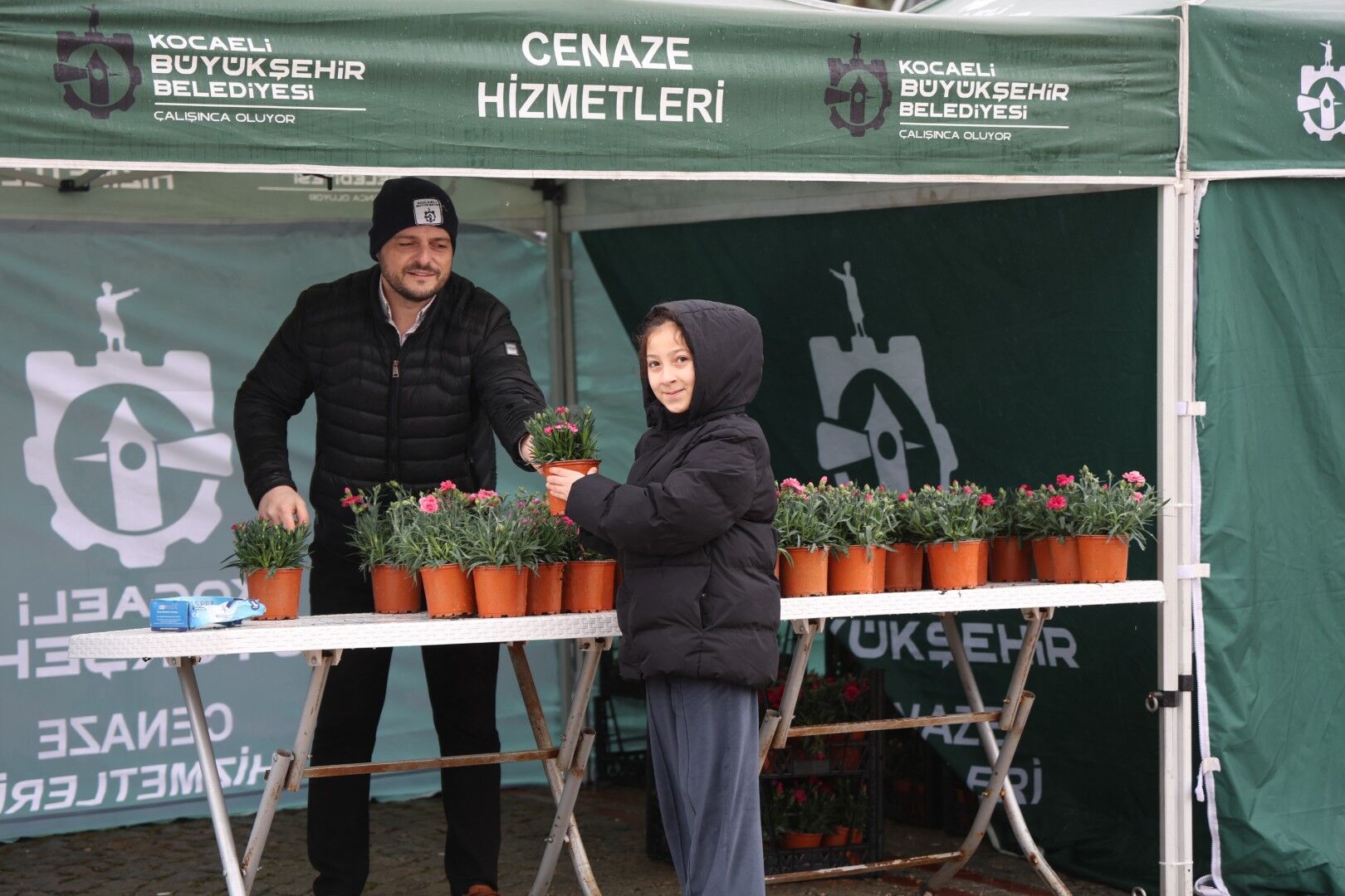 Büyükşehir, Kabirler Için On Binlerce Çiçek Dağıttı (5)