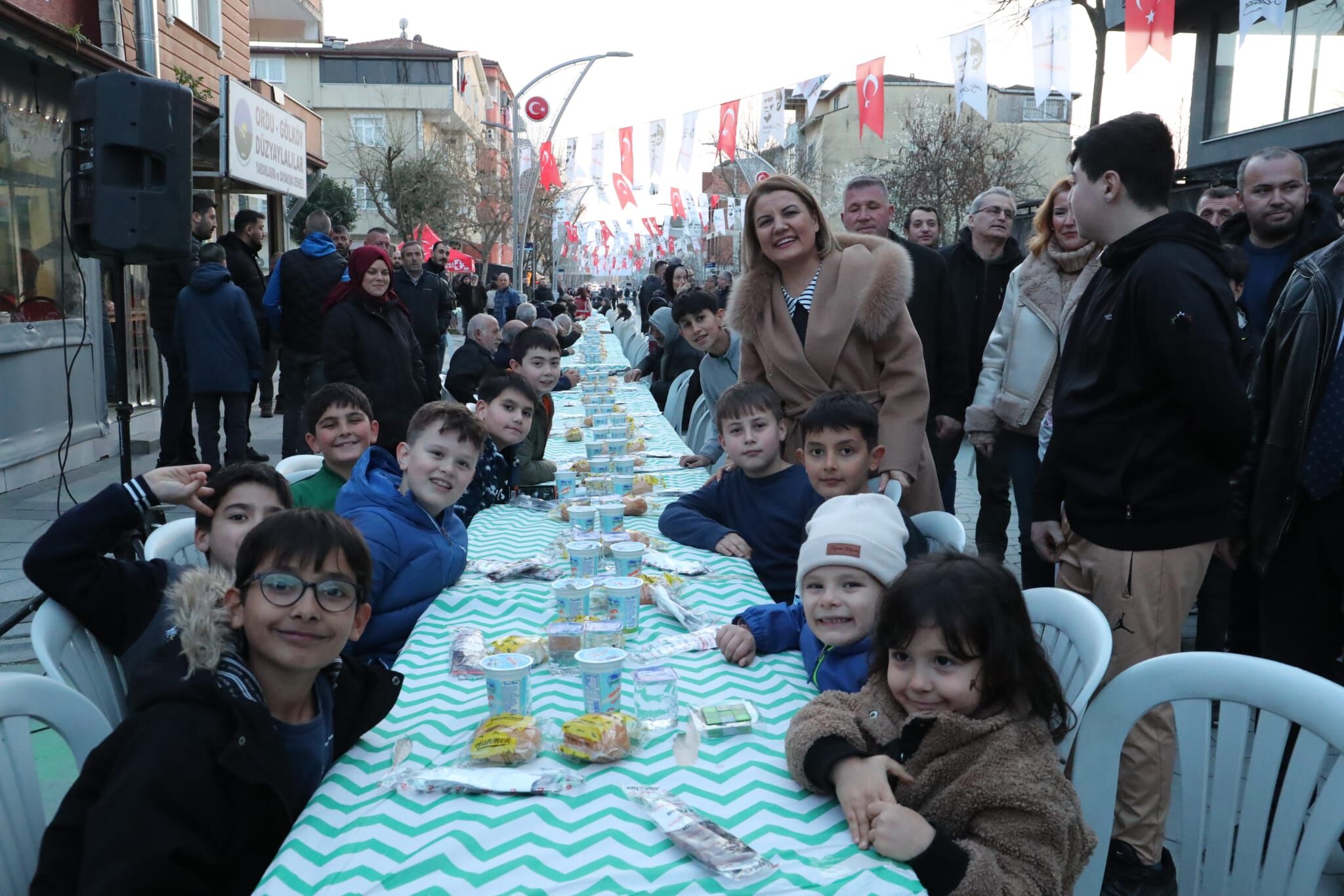 Fatma Başkan Alikahya’da Kurulan Gönül Sofrasında Vatandaşlarla Buluştu (4)