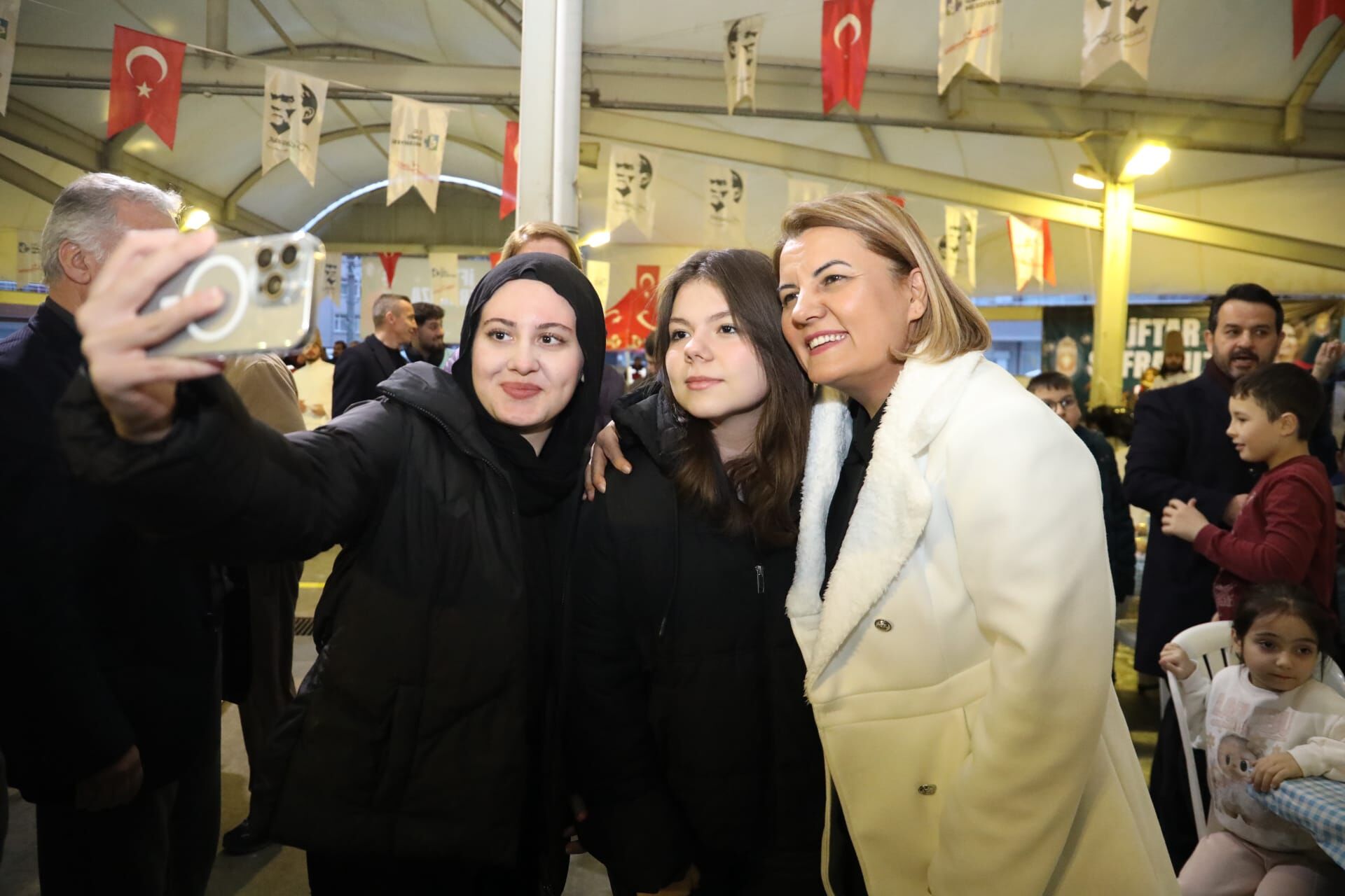 Fatma Başkan Yenişehir’de Kurulan Iftar Sofrasında Vatandaşlarla Buluştu (1)