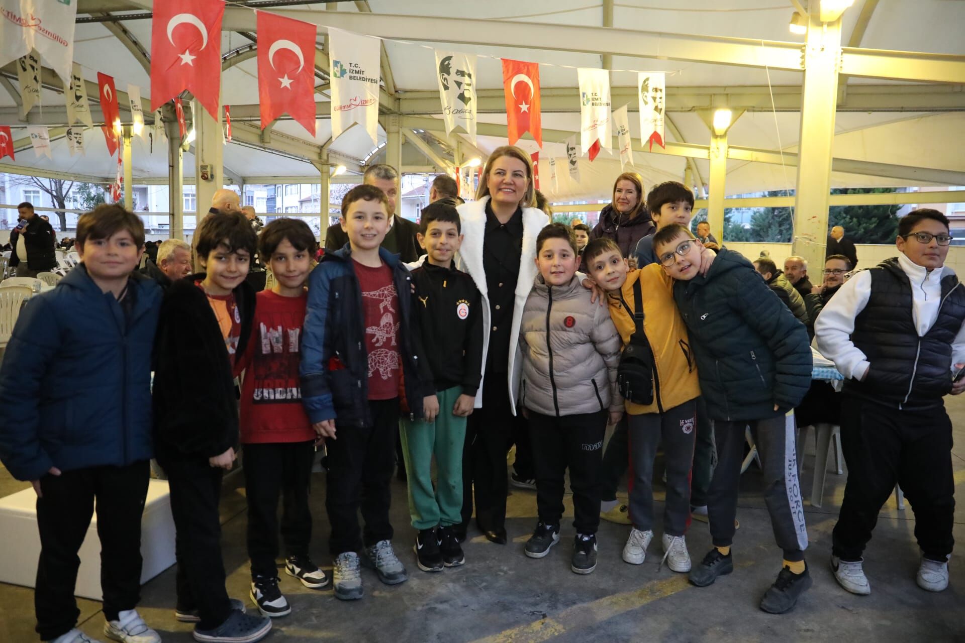 Fatma Başkan Yenişehir’de Kurulan Iftar Sofrasında Vatandaşlarla Buluştu (14)