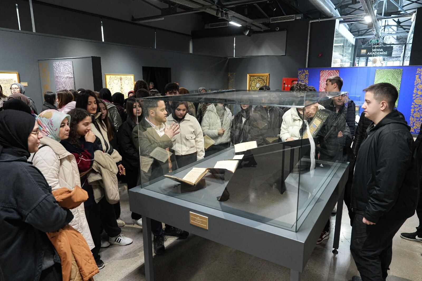 Gençler, Mukaddes Emanetlere Sahip Çıkıyor (3)