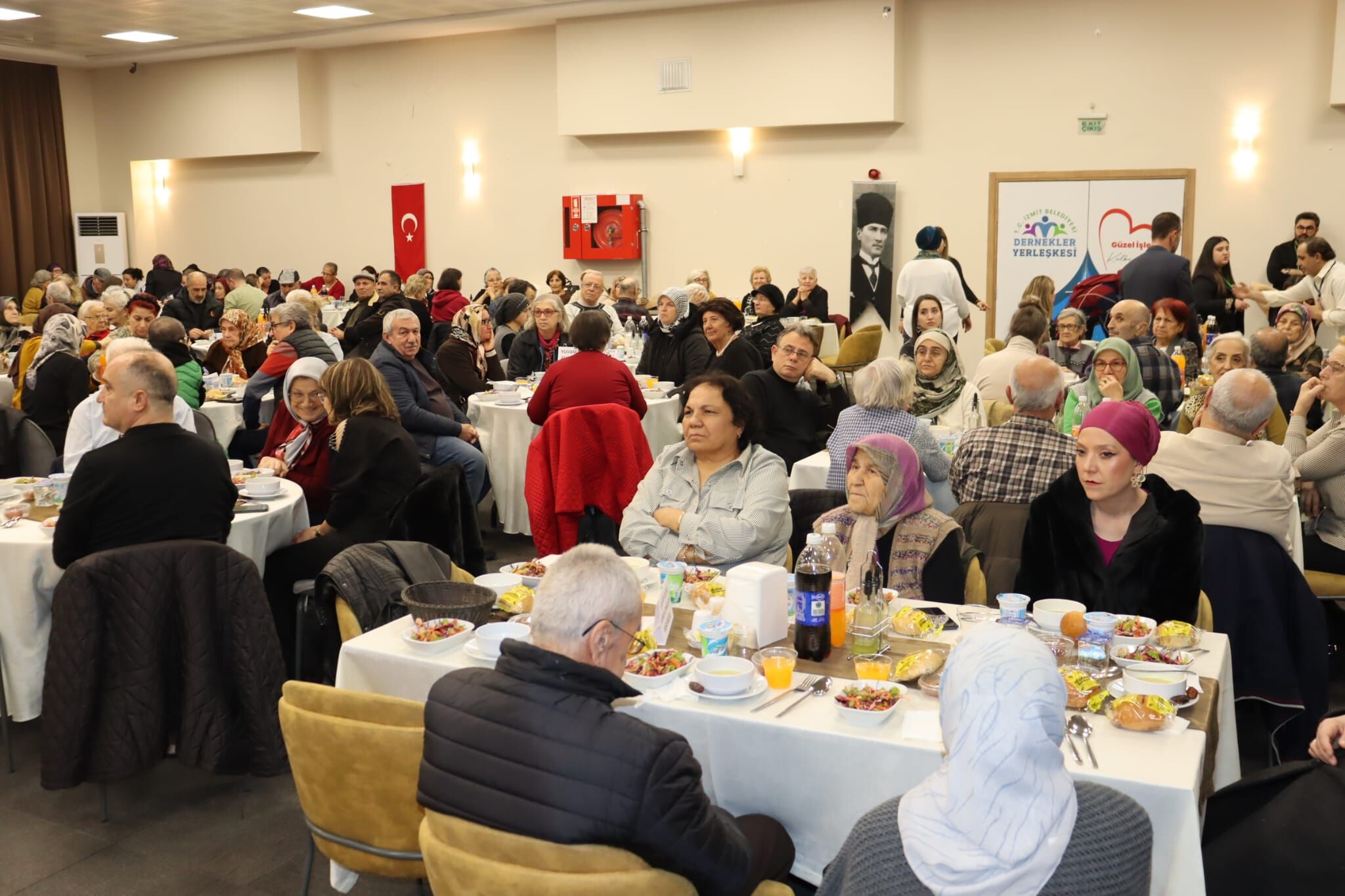 İzmit Belediyesi Asırlık Çınarlarla Iftar Sofrasında Buluştu (1)