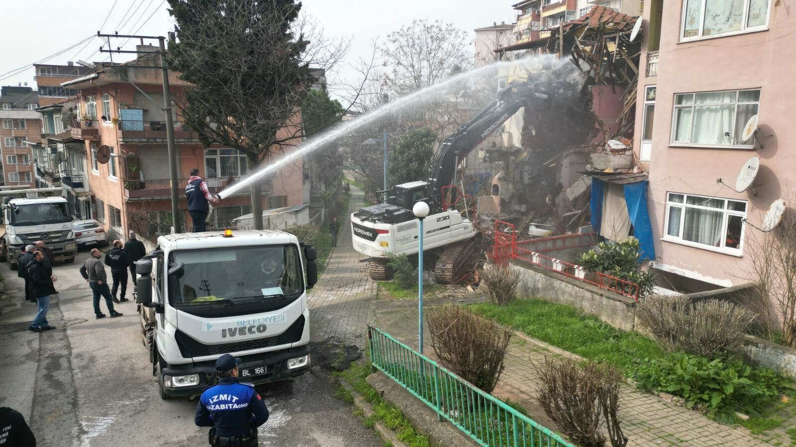 İzmit Belediyesi, Kozluk’ta Tehlike Oluşturan Metruk Binayı Yıktı (4)