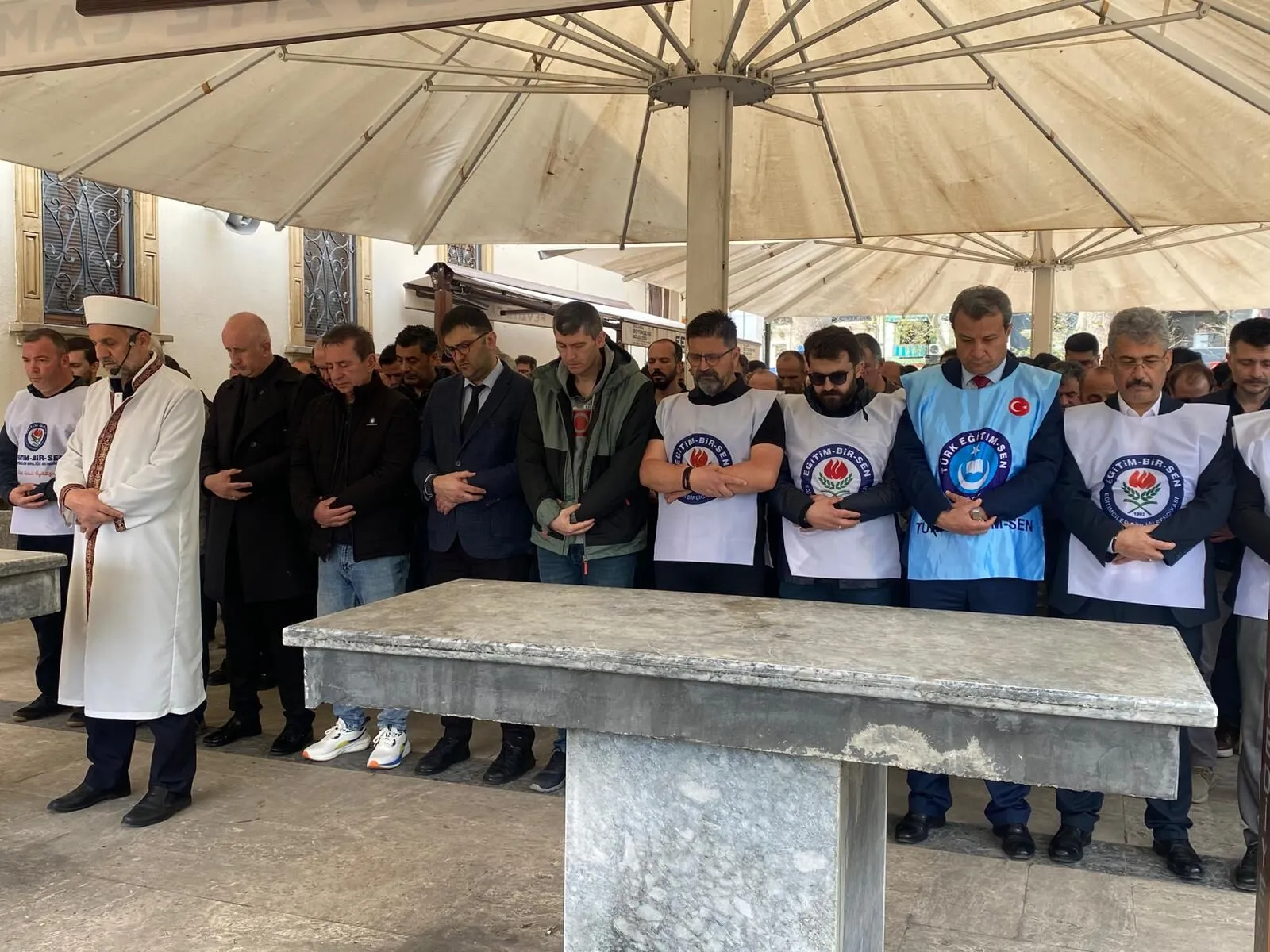 Okul Saldirilarinda Hayatini Kaybedenler Icin Kocaelide Giyabi Cenaze Namazi Kilindi 2