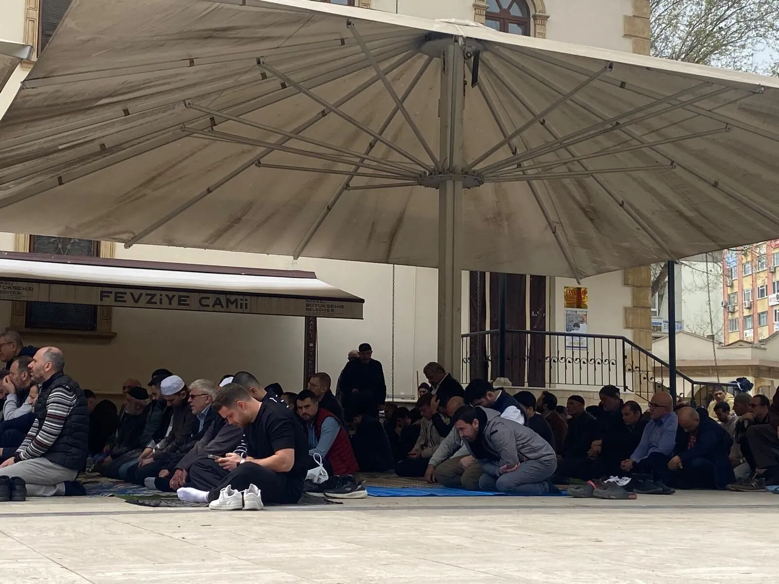 Okul Saldirilarinda Hayatini Kaybedenler Icin Kocaelide Giyabi Cenaze Namazi Kilindi 3
